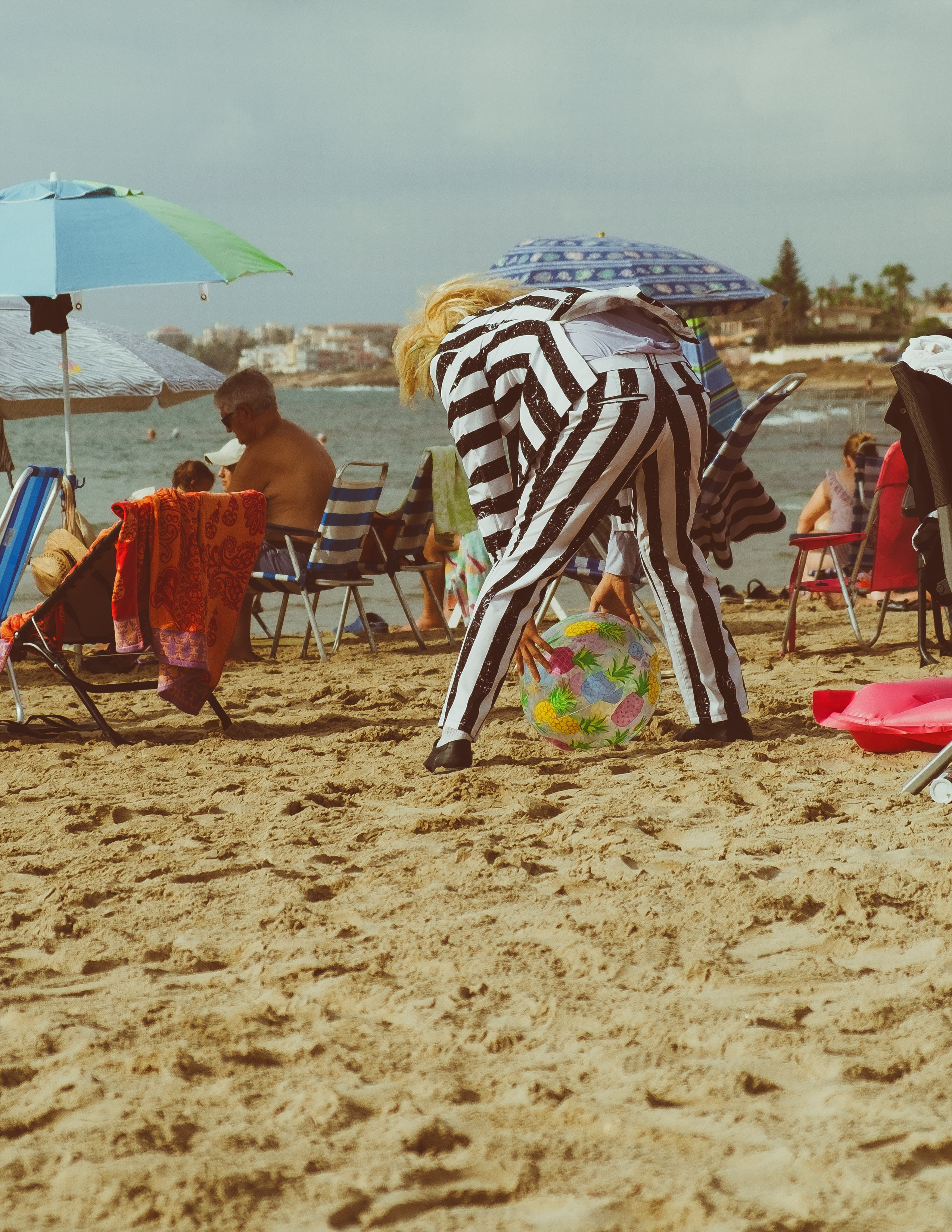 Beetlejuice на море: Экспериментальная фотосессия с цирковыми артистами — Фотограф Андрей Луковников