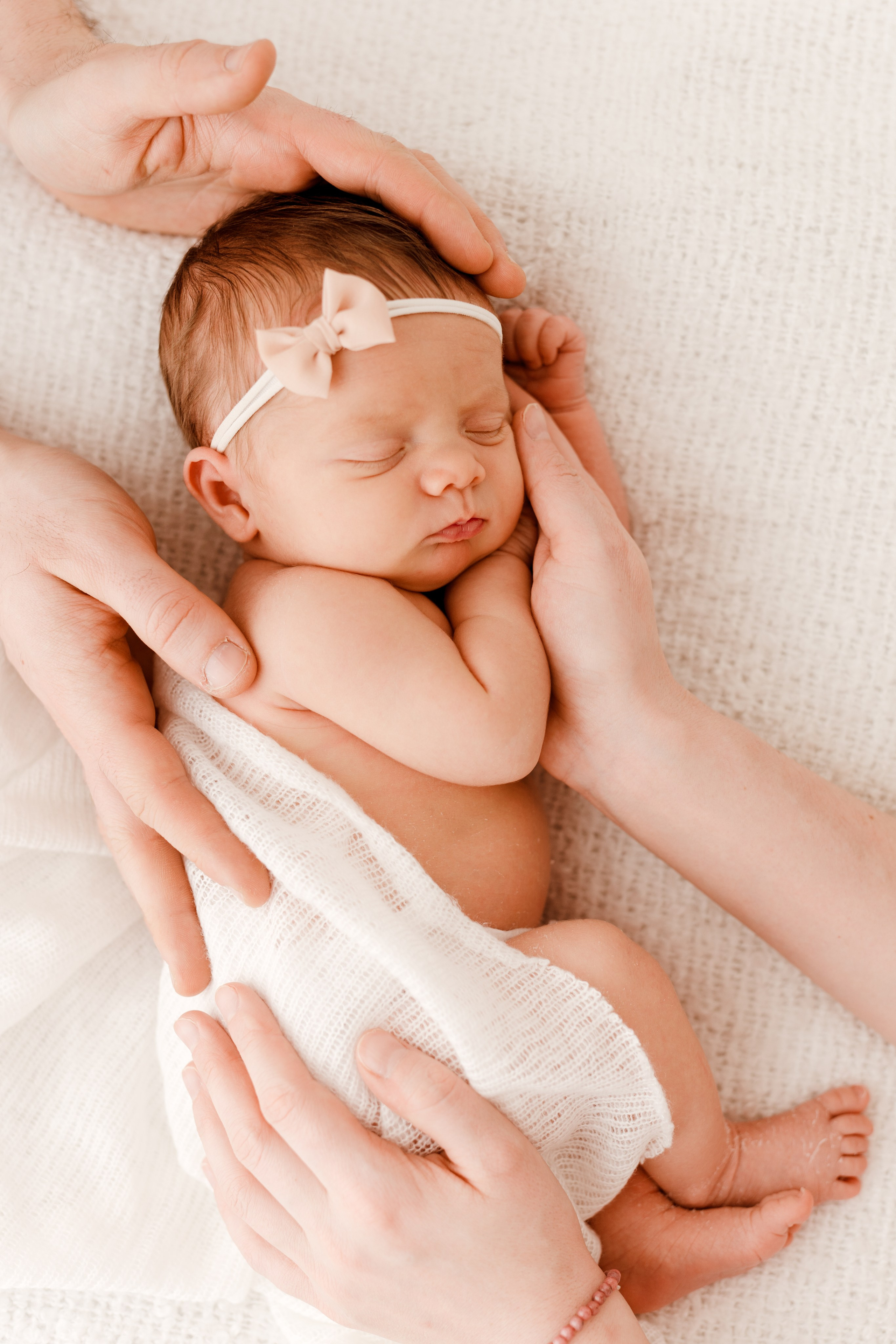 Delikatne, śliczne ujęcie malutkiej dziewczynki. Sesja noworodkowa w Łodzi.