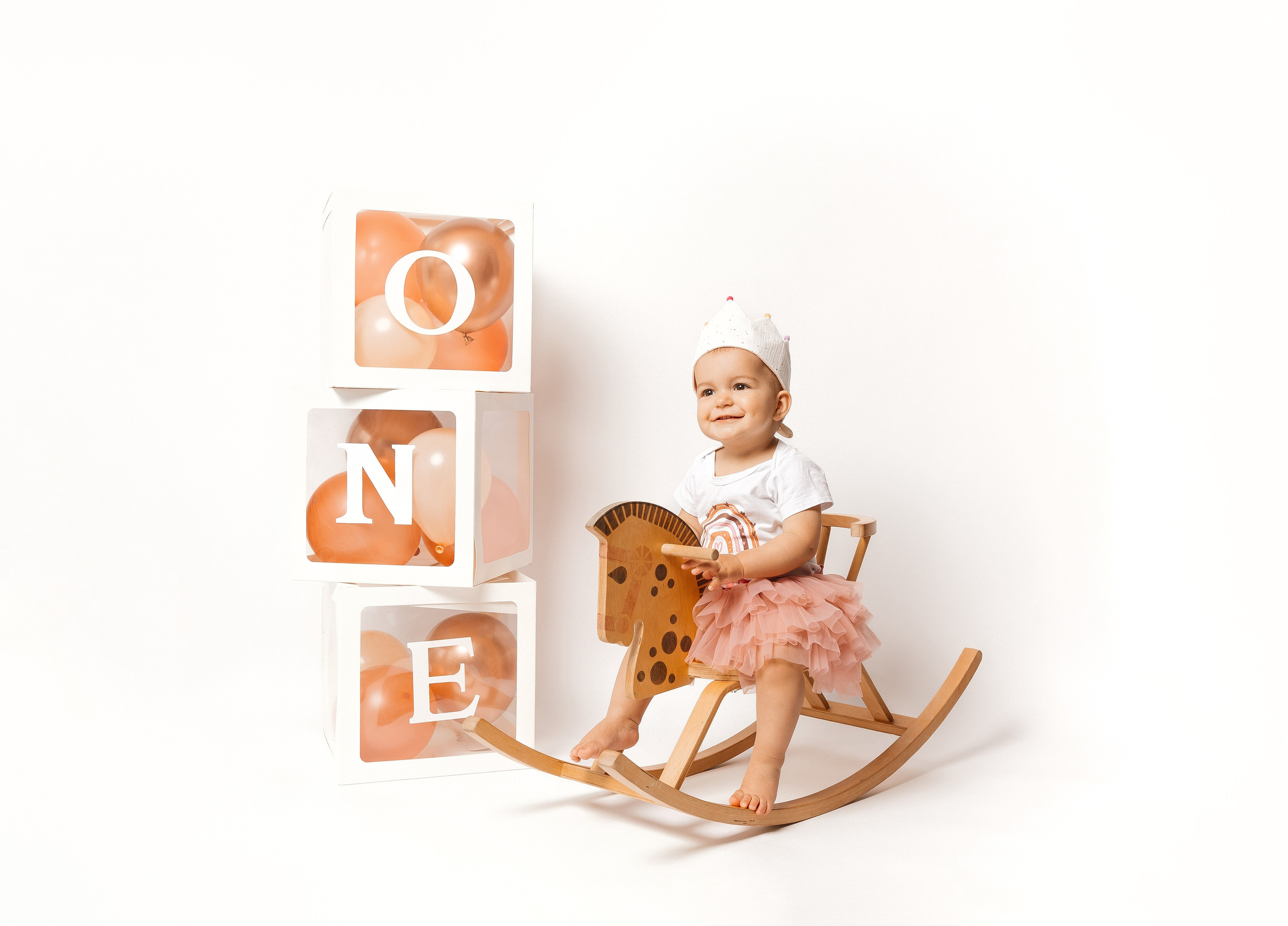 Das glückliche Mädchen an ihrem ersten Geburtstag