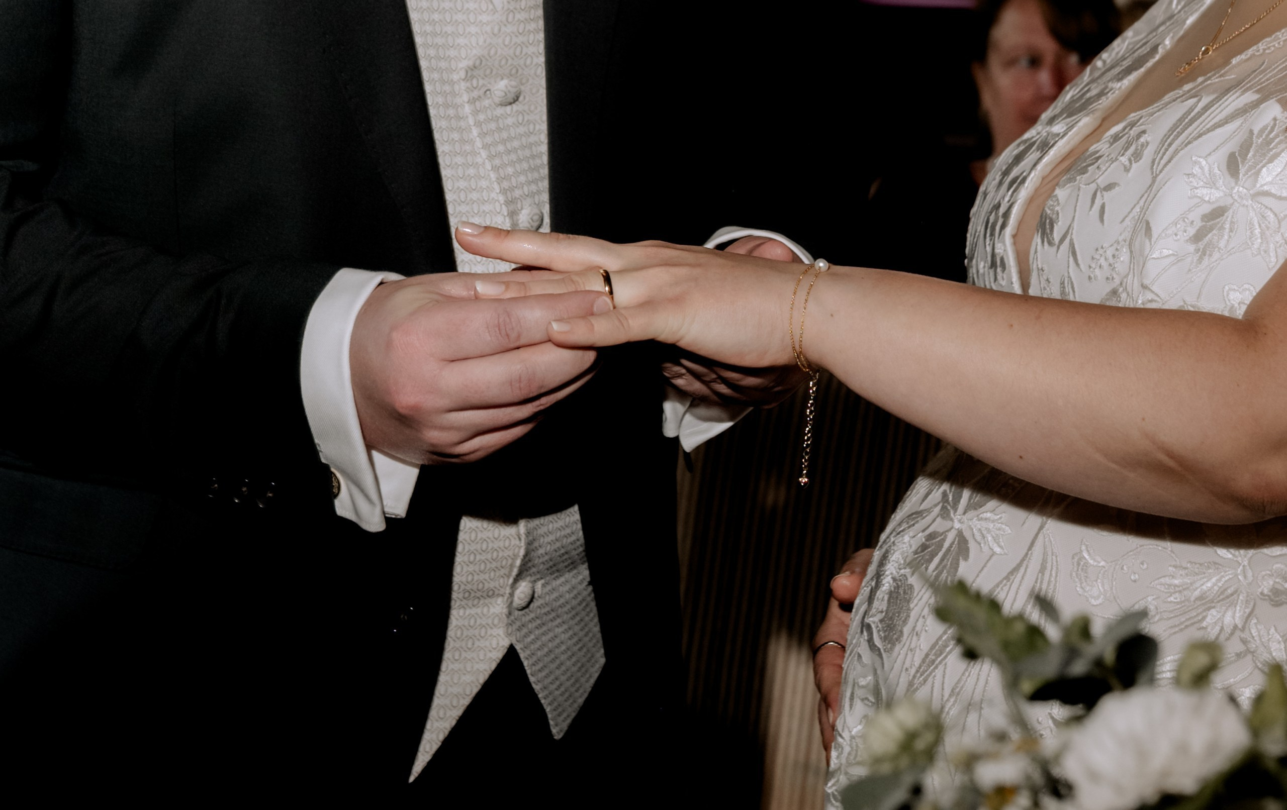 Sarah & Julian – Sommerhochzeit voller Liebe in Würzburg | Anna Saribekyan Fotografie. Anna Saribekyan – Beste Hochzeitsfotografin in Würzburg, Top 10 in Deutschland
