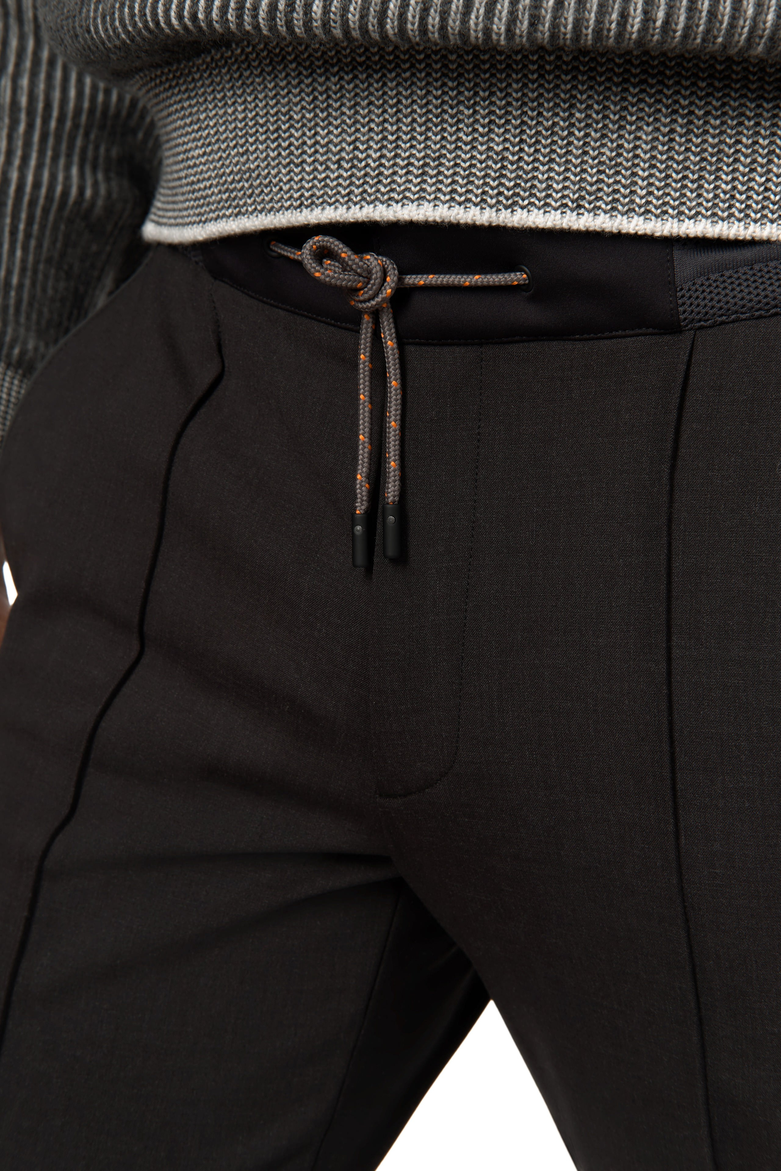 Detailaufnahme – Bund und Kordelzug einer schwarzen Hose.