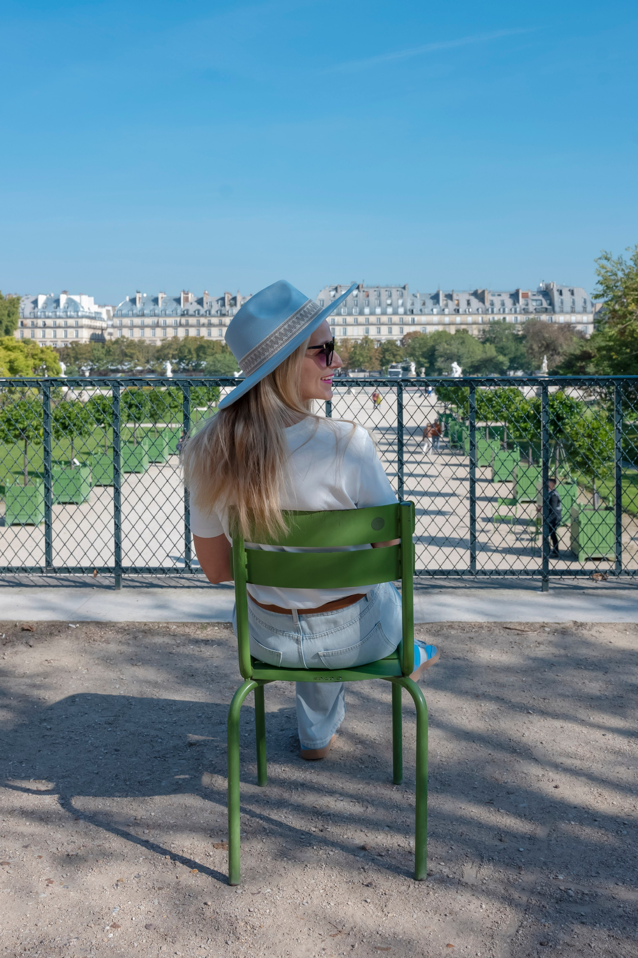 Street photoshoot in Paris. Alina Tagzieva- a photograper in Paris