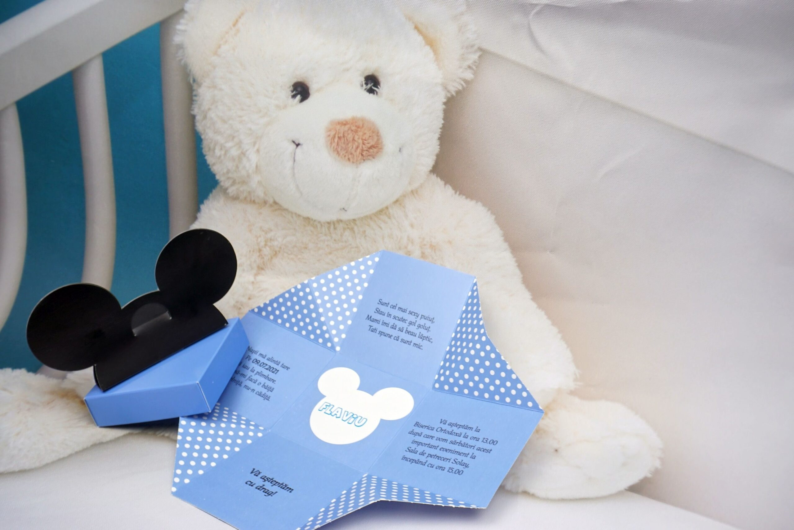 COD-mickey_box / 7,20 LEI (Prețul include tipărirea).   DIMENSIUNE	7.3 cm x 7.3 cm. SUPRAFATA DE TIPARIRE 22 cm x 22 cm.    CULORI	Invitatii de botez confectionate dintr-un material lucios. Invitatia este sub forma de cutie, capacul prezentand un model cu buline albe,avand urechiuse negre, cartonul de tiparire formand cutia. Acest model nu contine plic.Descoperă invitațiile perfecte pentru botezul tău! Alege dintr-o varietate de designuri clasice și moderne pentru a anunța ziua specială. #Botez #InvitațiiBotez #InvitațiiPersonalizate. Uvertura Mall Demisol.invitații botez, invitații botez drăgălașe, invitații botez Baby, invitații pastelate botez, invitații cu tematică botez, invitații botez băiat, invitații botez fată, invitații botez personalizate, invitații botez moderne, modele invitații botez originale.invitații digitale, invitații online nuntă, invitații digitale personalizate, invitații electronice, invitații moderne nuntă, invitații de nuntă PDF, invitații WhatsApp nuntă, invitații de nuntă fără print, invitații nuntă economice, invitații digitale elegante