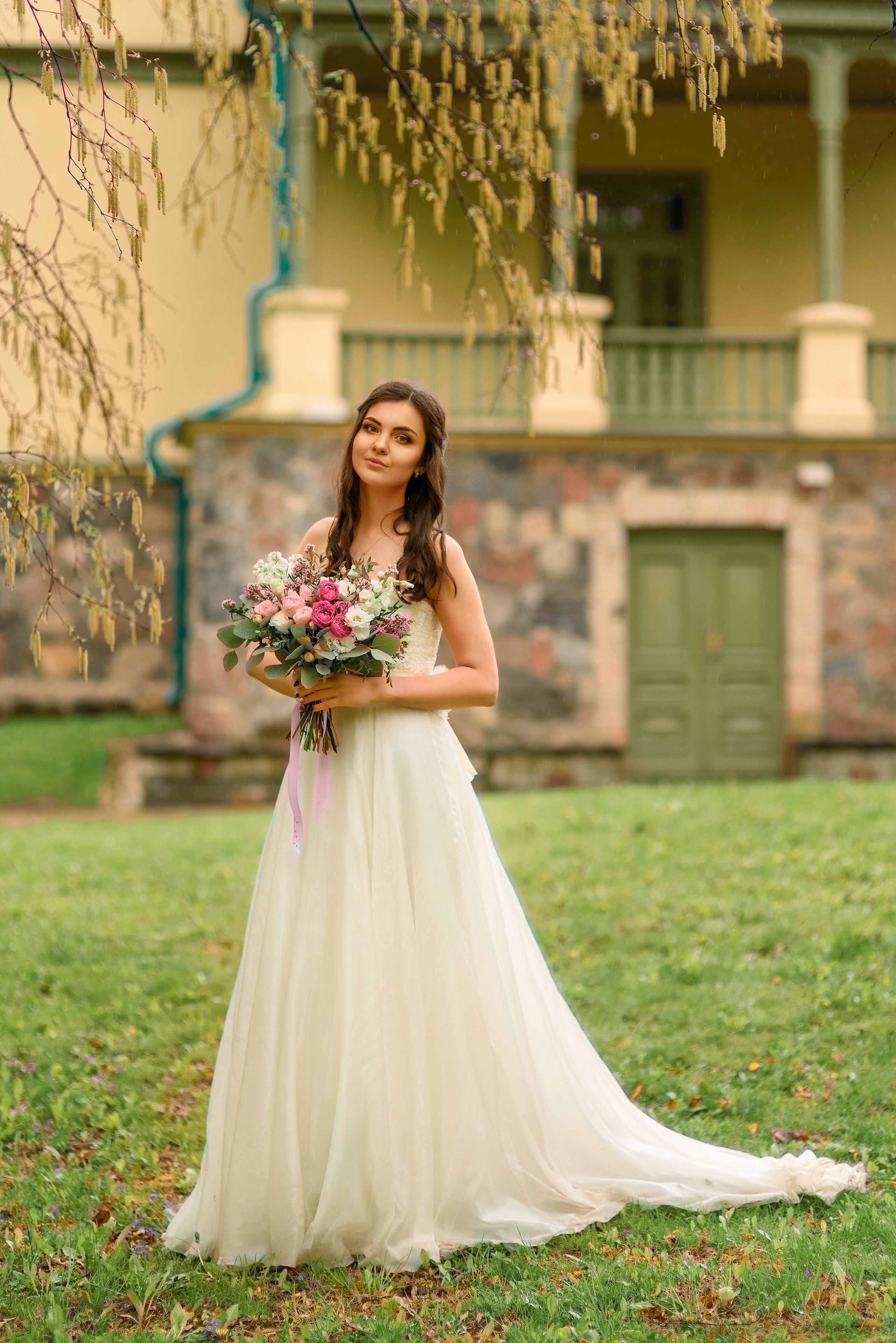 Свадебная прогулка в цветущем саду. Семейный фотограф и фотограф новорожденных в Вильнюсе Ирина Беленкевич