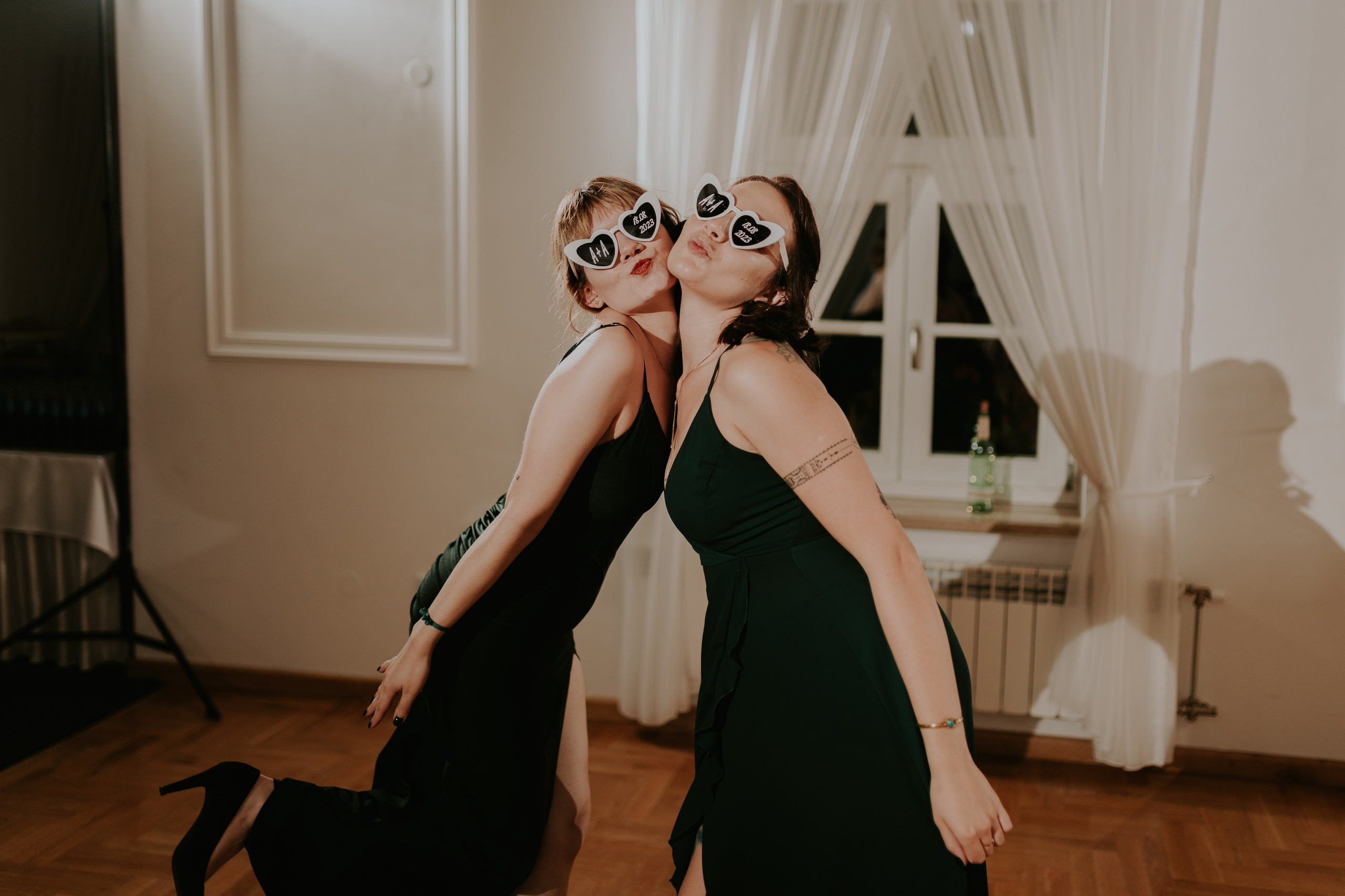 Dwór Wierzbno: plenerowy ślub pod wierzbą. Karkowskafoto - fotografia miłości