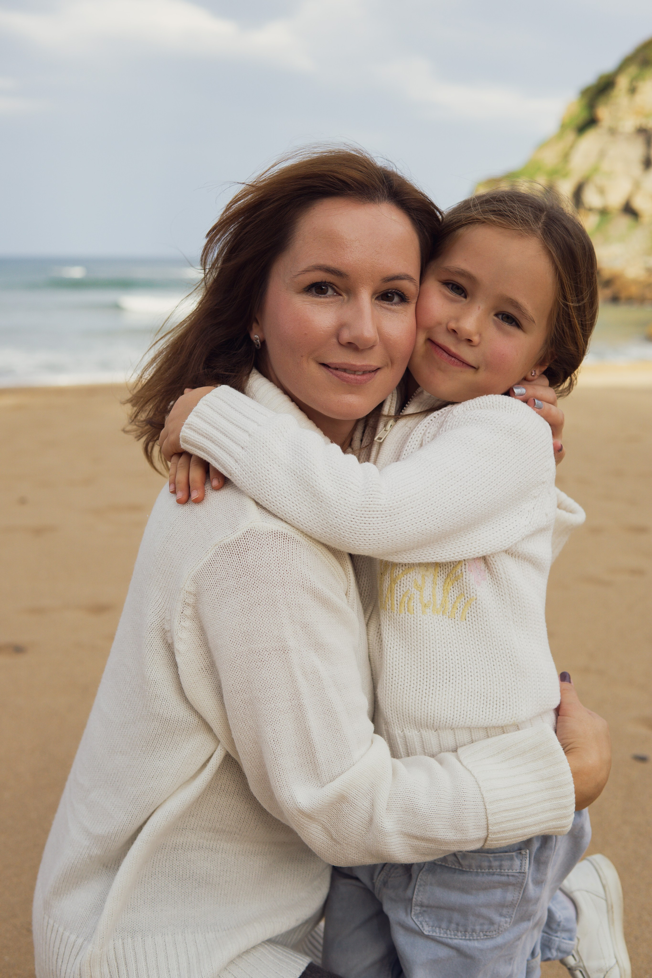 Family Beach Photo Session in Gijón, Spain — Mother and Kids at Playa de Ñora