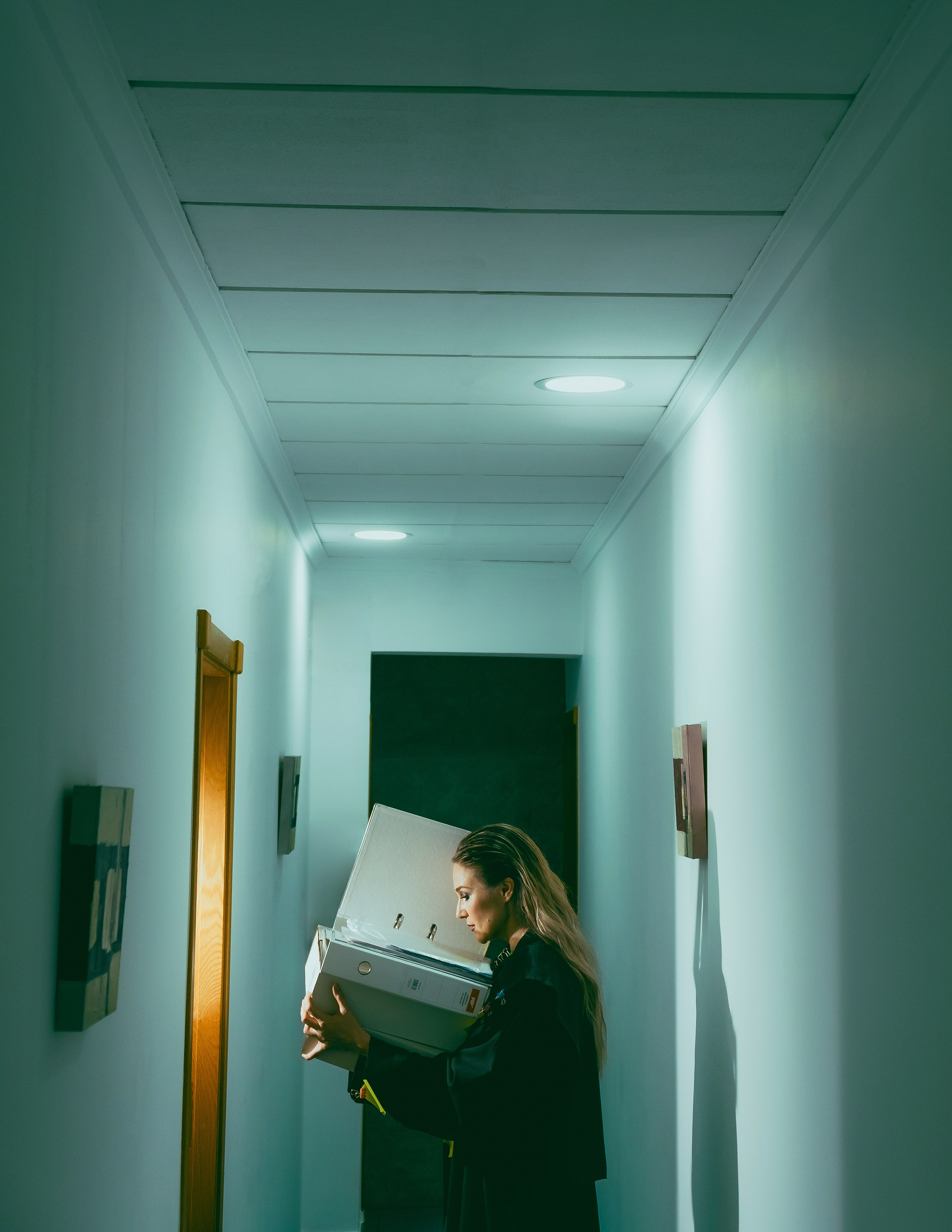 Креативная фотосессия адвоката в офисе в Аликанте, Торревьеха