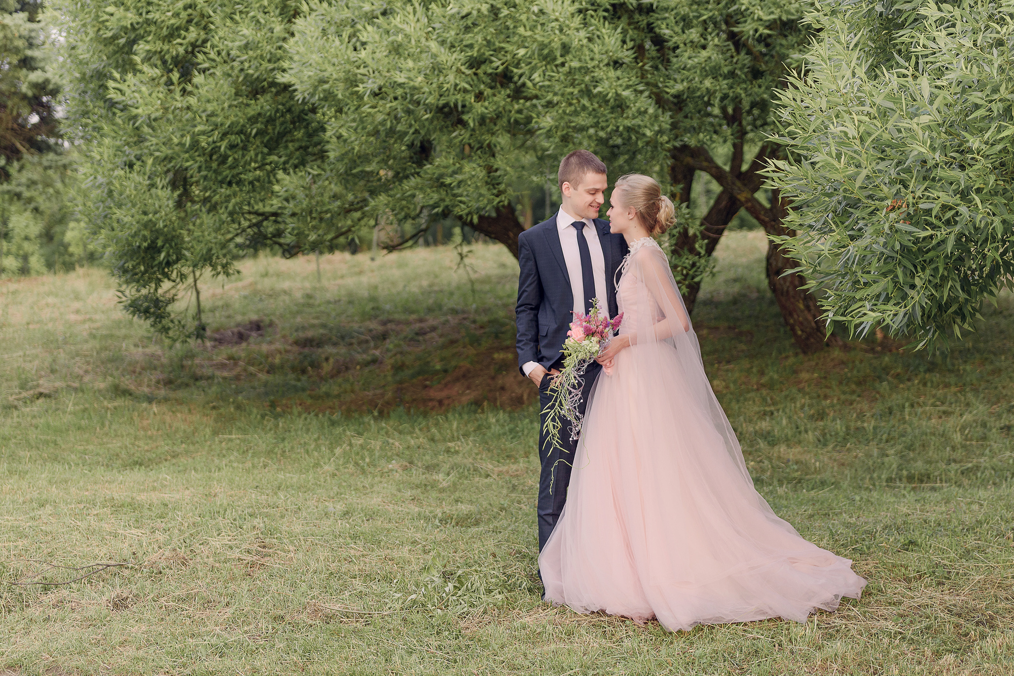 Летняя свадьба с выездной регистрацией. Семейный фотограф и фотограф новорожденных в Вильнюсе Ирина Беленкевич
