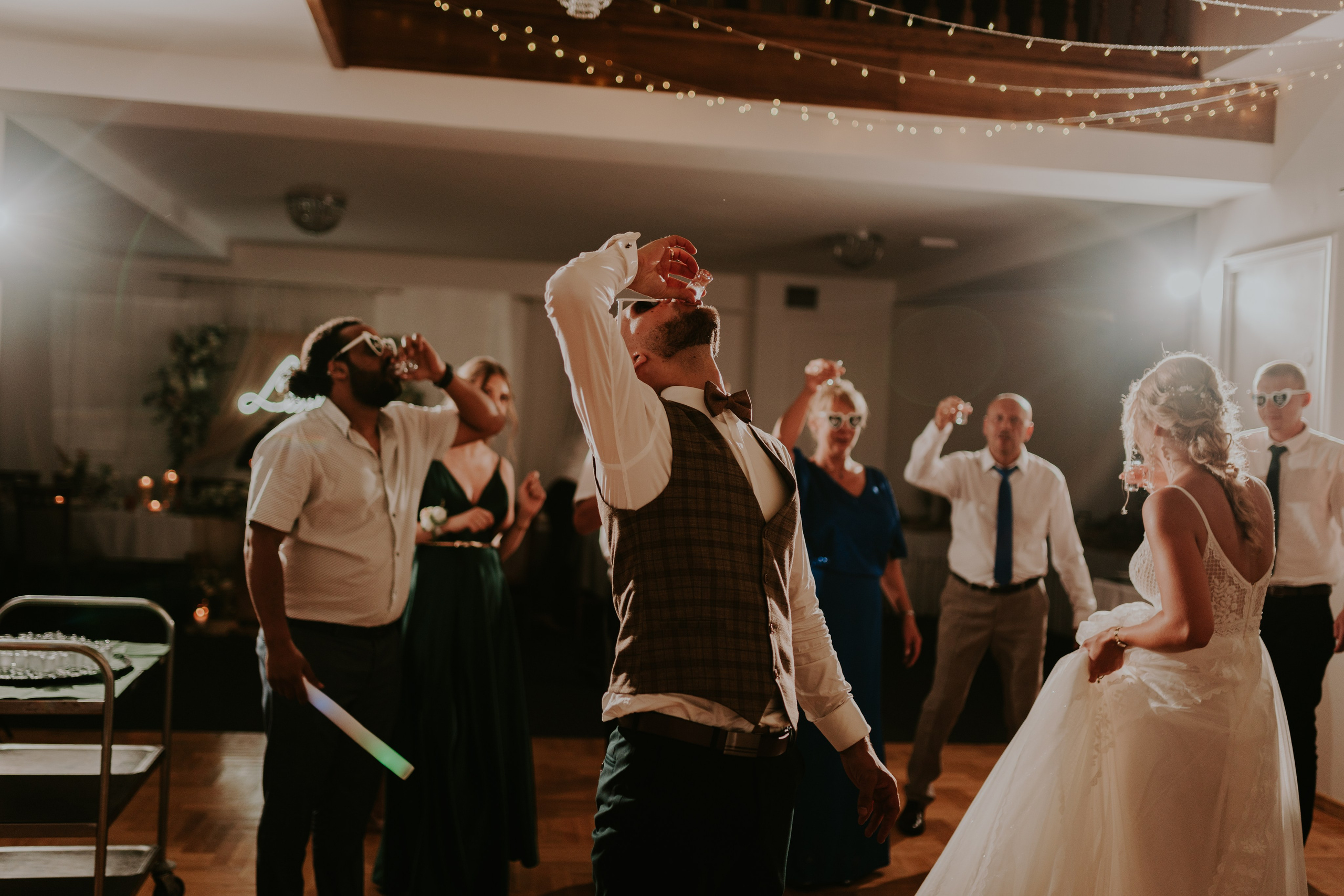 Dwór Wierzbno: plenerowy ślub pod wierzbą. Karkowskafoto - fotografia miłości