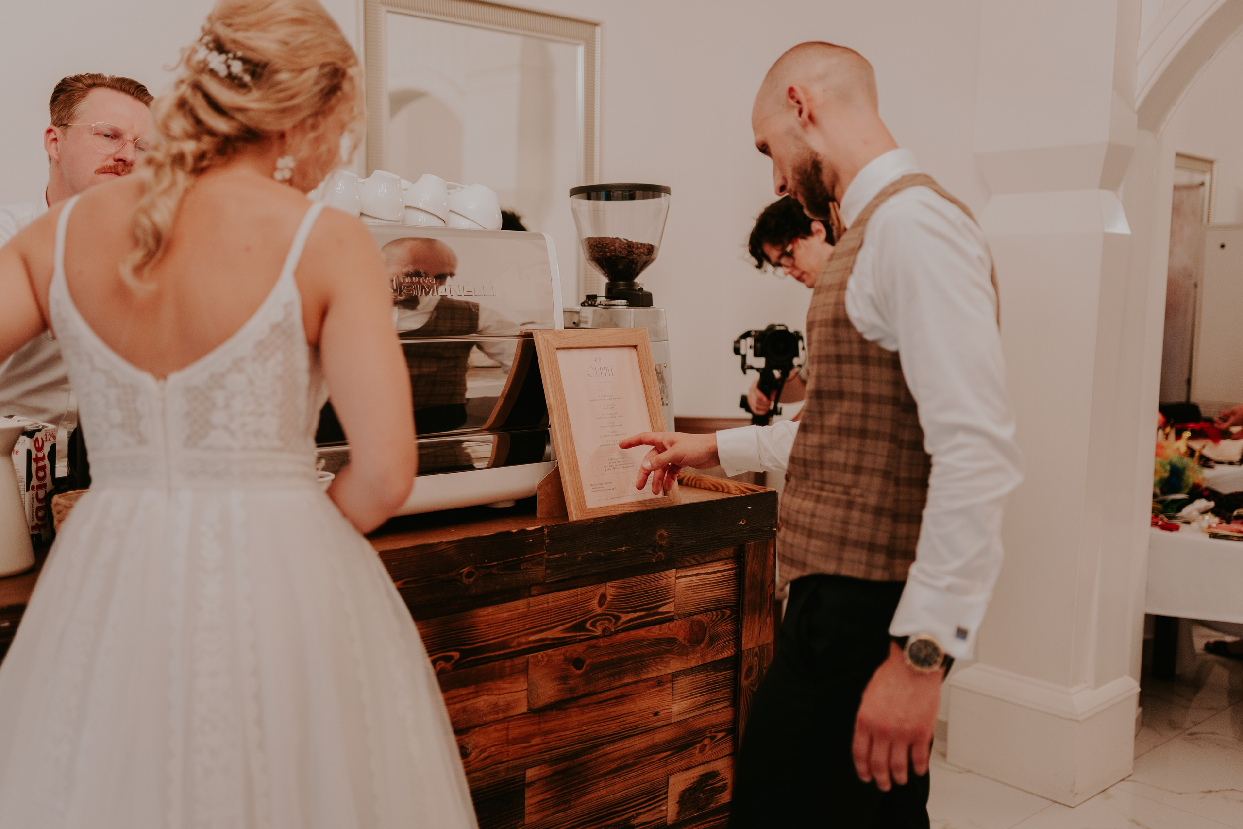 Dwór Wierzbno: plenerowy ślub pod wierzbą. Karkowskafoto - fotografia miłości