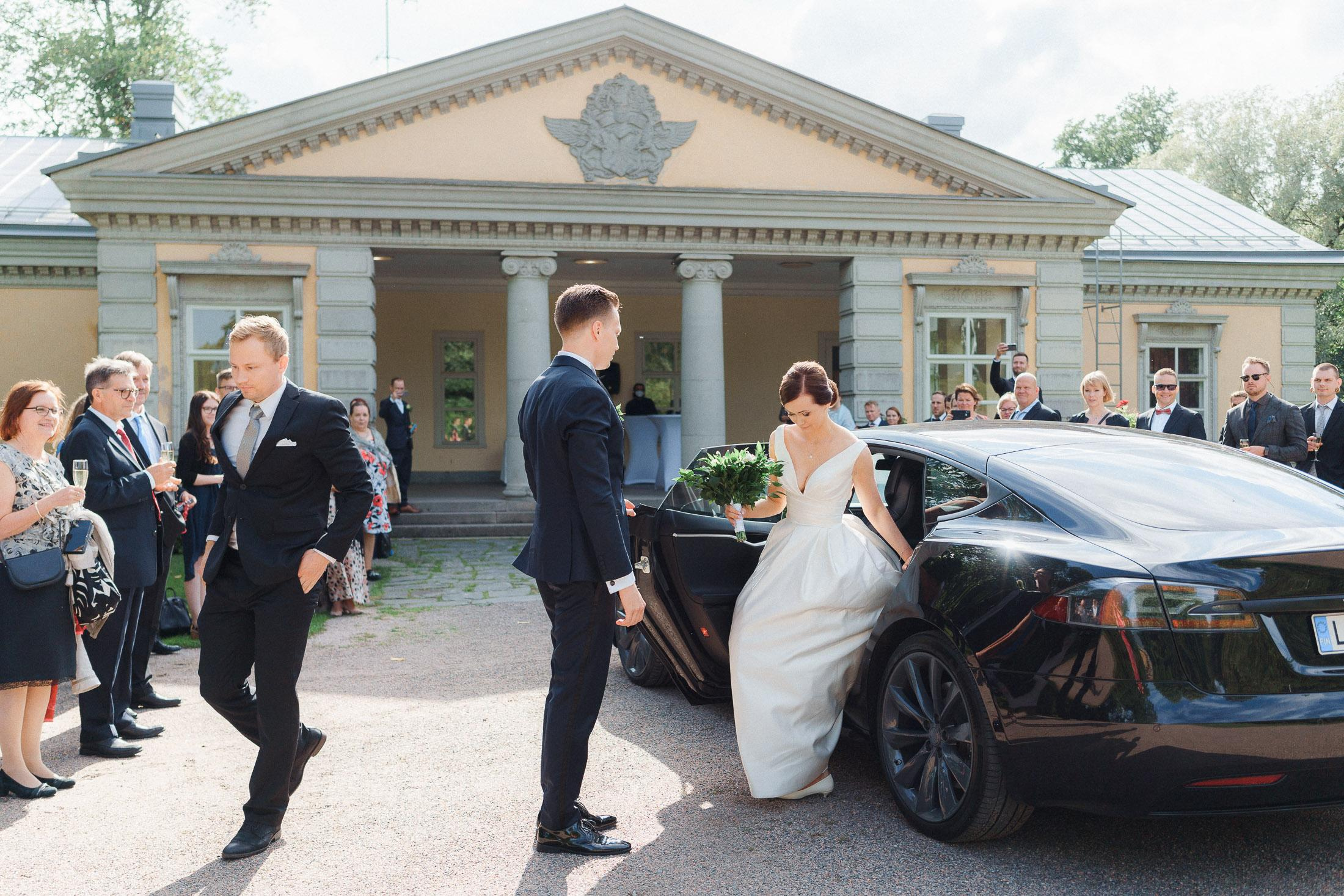 Morsian ja sulhanen saapuvat Espoon kartanolle hääjuhliin