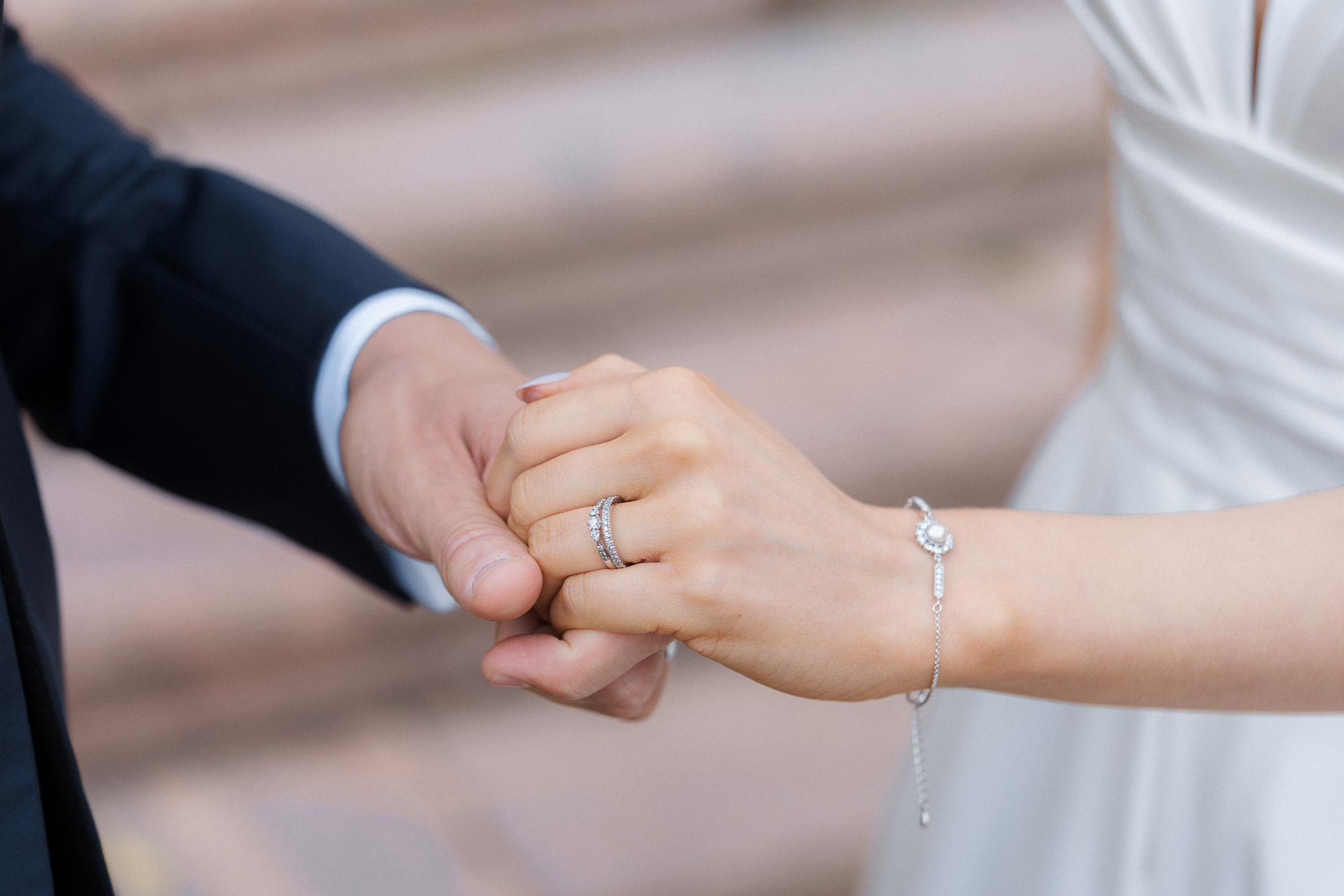 kuva, jossa näkyy sulhasen ja morsiamen käsi ja vihkisormus