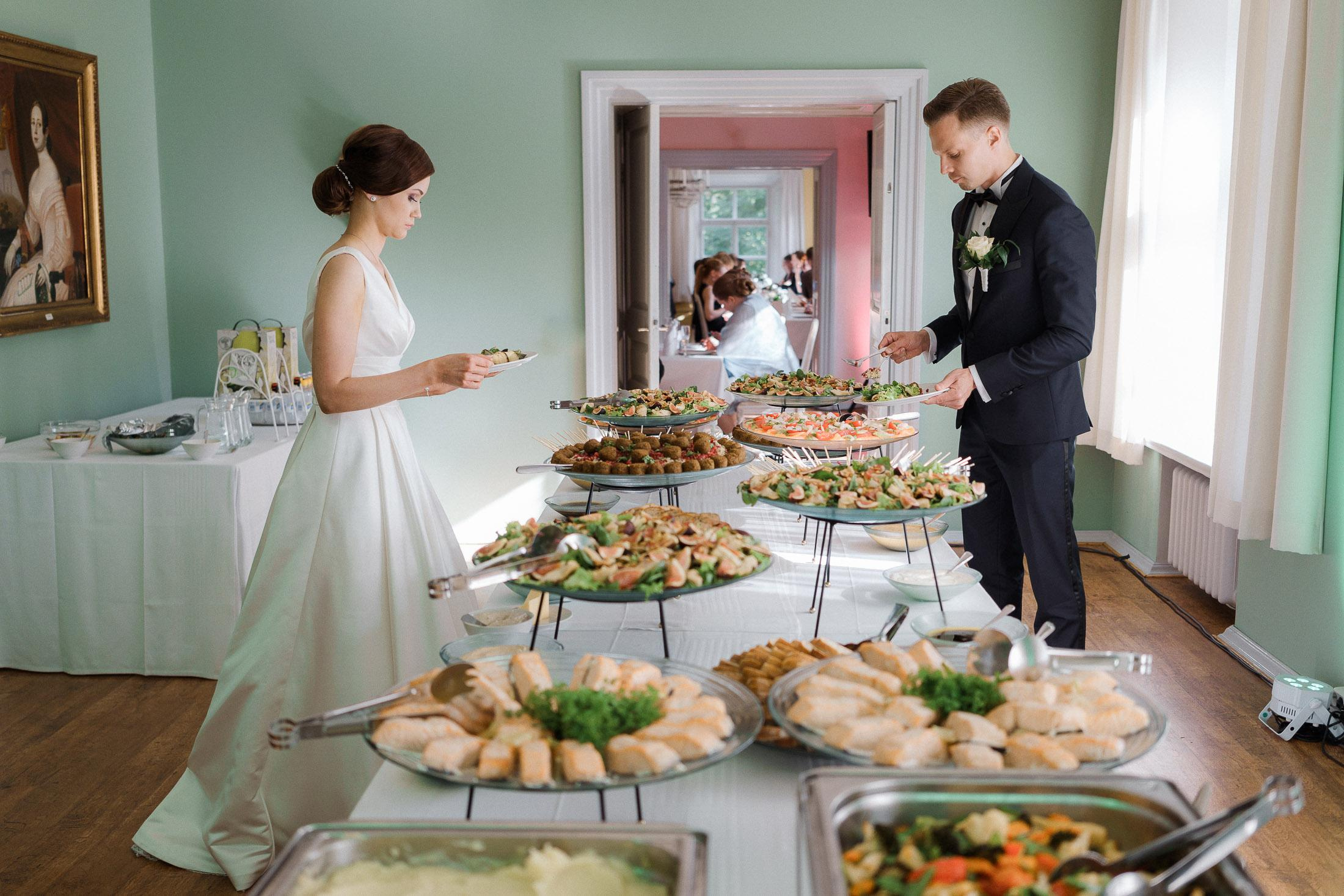 Morsian ja sulhanen ottaa hääruokaa