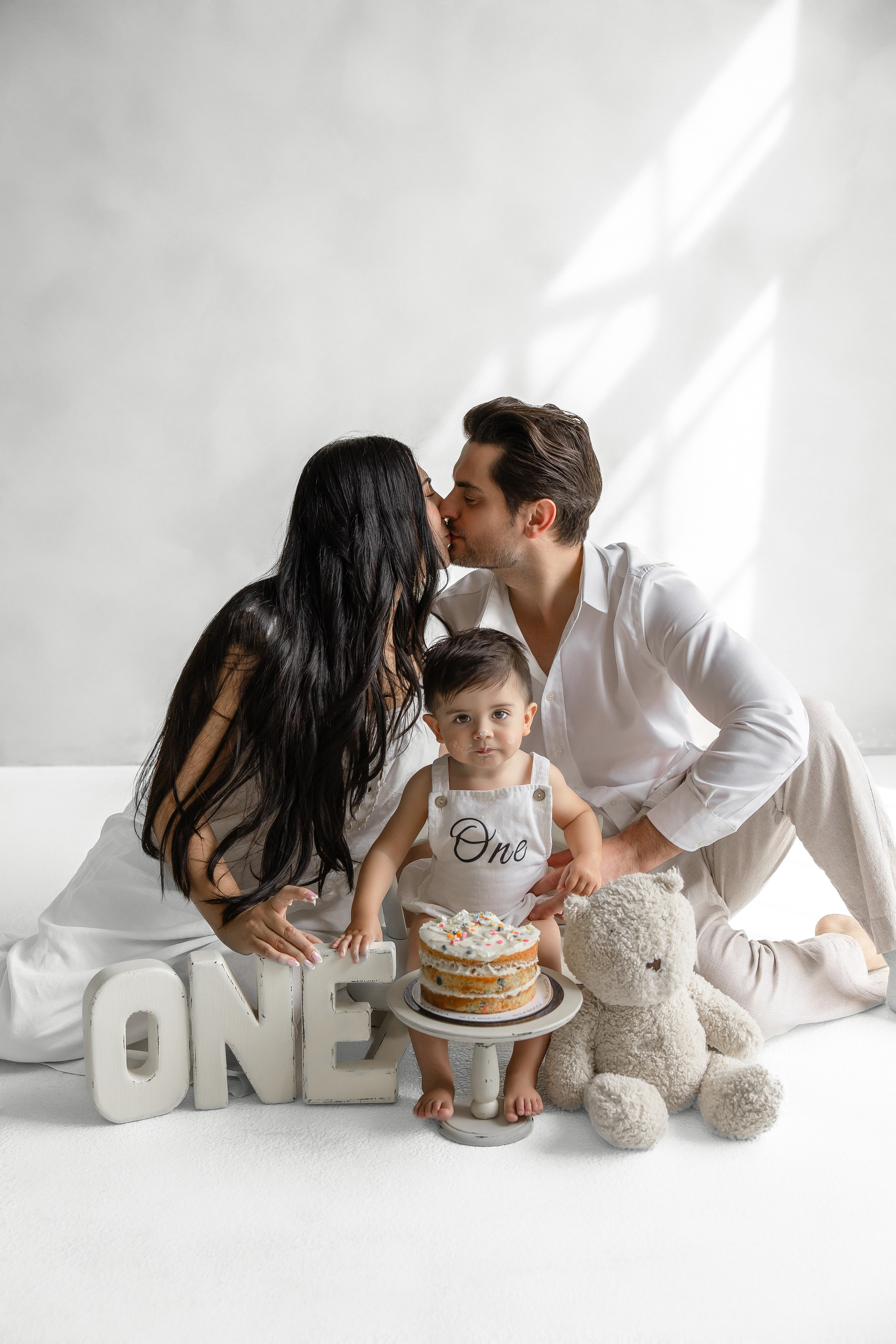 Baby Cake Smash Photographer in Toronto. Iana Banana | Toronto Maternity, Newborn & Family Photographer