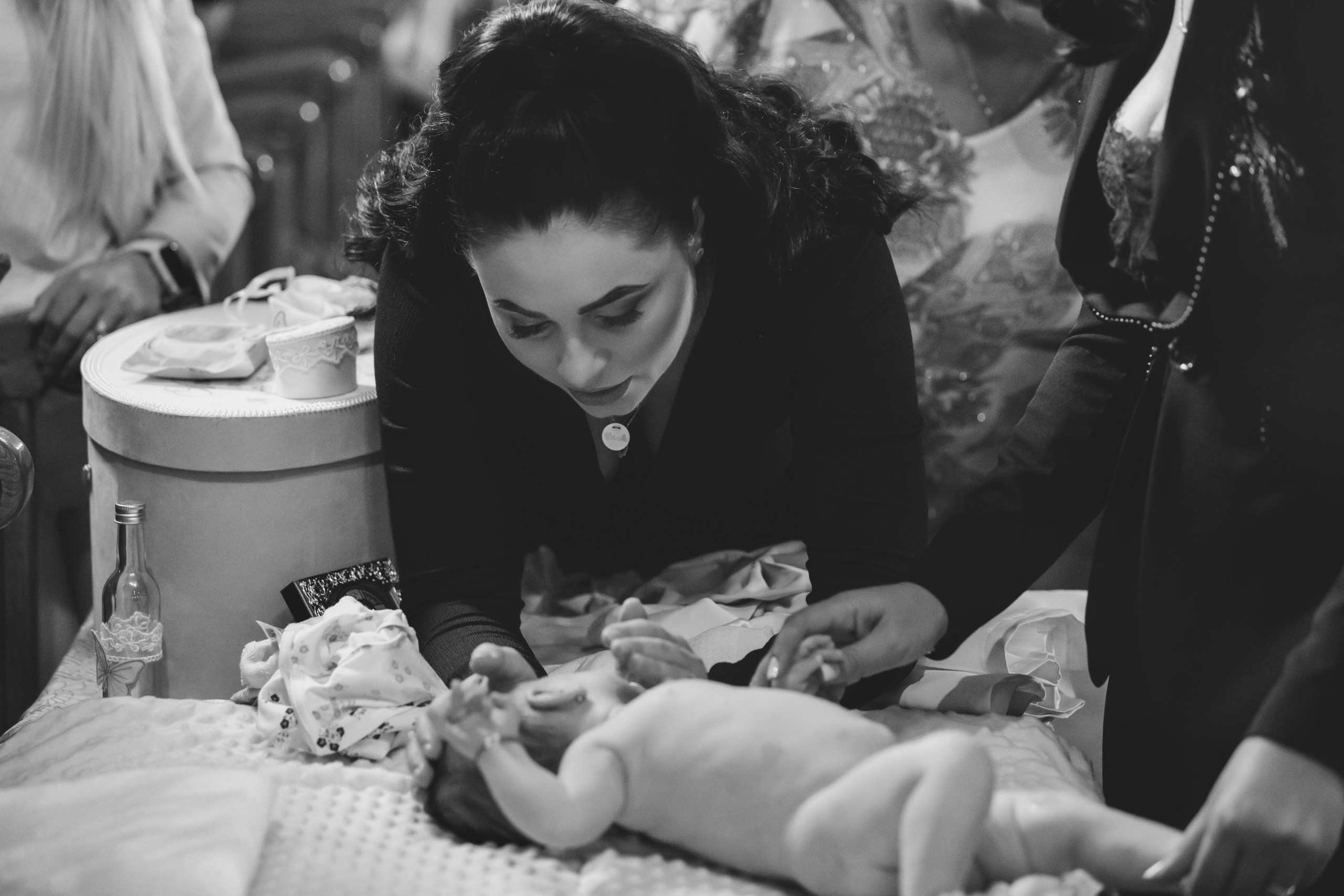 “Bebeluș botezat în biserică, ținut în brațe de nași” • “Detaliu cu lumânarea de botez decorată cu flori albe” • “Părinți emoționați alături de copilul lor la ceremonia de botez” • “Masa festivă de botez cu decor tematic și tort personalizat” • “Momentul în care preotul toarnă apă sfințită pe fruntea bebelușului” “Bebeluș în rochie albă de botez, zâmbind în brațele mamei” • “Detaliu cu cruciulița de botez așezată pe o pernă de satin” • “Părinți și nași aprinzând lumânările în timpul ceremoniei de botez” • “Tort de botez decorat cu figurine tematice și numele copilului” • “Copil botezat dormind liniștit în pătuțul decorat festiv” • “Momentul în care preotul binecuvântează copilul în fața altarului” • “Invitați adunându-se în jurul mesei festive la petrecerea de botez” • “Bebeluș ținând în mână o jucărie personalizată primită la botez” • “Familie fericită pozând împreună după ceremonia de botez” • “Decor tematic cu baloane și flori la locația petrecerii de botez” fotograf Botoșani fotograf evenimente fotograf botez Alin Chirila fotograf alinofotostudio,- Preotul ținându-l pe micuțul Mathias Gabriel la botez, în biserica Înălțarea Domnului, Copălău - Detalii de la botezul lui Mathias – lumânare, trusou și icoană - Familia lui Mathias Gabriel alături de micuț, în ziua botezului - Portret emoționant cu mama și bebelușul în brațe, în biserică,fotograf profesionist evenimente Botoșani, Iași, Suceava, Fălticeni, Bacău, Pașcani, Roman - AlinoFotoStudio by Alin Chirilă - servicii foto nuntă, botez, cununie, ședințe foto creative, albume personalizate, fotografii emoționante și calitative pentru cele mai importante momente din viață,fotograf nuntă Botoșani Alin Chirilă, ședință foto botez Iași - AlinoFotoStudio, servicii fotograf profesionist evenimente Suceava, fotograf cununie civilă Fălticeni - Alin Chirilă, album foto nuntă personalizat Bacău.“Bebeluș botezat în biserică, ținut în brațe de nași” • “Detaliu cu lumânarea de botez decorată cu flori albe” • “Părinți emoționați alături de copilul lor la ceremonia de botez” • “Masa festivă de botez cu decor tematic și tort personalizat” • “Momentul în care preotul toarnă apă sfințită pe fruntea bebelușului” “Bebeluș în rochie albă de botez, zâmbind în brațele mamei” • “Detaliu cu cruciulița de botez așezată pe o pernă de satin” • “Părinți și nași aprinzând lumânările în timpul ceremoniei de botez” • “Tort de botez decorat cu figurine tematice și numele copilului” • “Copil botezat dormind liniștit în pătuțul decorat festiv” • “Momentul în care preotul binecuvântează copilul în fața altarului” • “Invitați adunându-se în jurul mesei festive la petrecerea de botez” • “Bebeluș ținând în mână o jucărie personalizată primită la botez” • “Familie fericită pozând împreună după ceremonia de botez” • “Decor tematic cu baloane și flori la locația petrecerii de botez” fotograf Botoșani fotograf evenimente fotograf botez Alin Chirila fotograf alinofotostudio.fotograf botez Amelis Maria, fotografie botez Botoșani, fotograf Alin Chirilă, amintiri botez, fotografii botez, botez Amelis Maria, fotograf copii, fotografie botez în Botoșani,