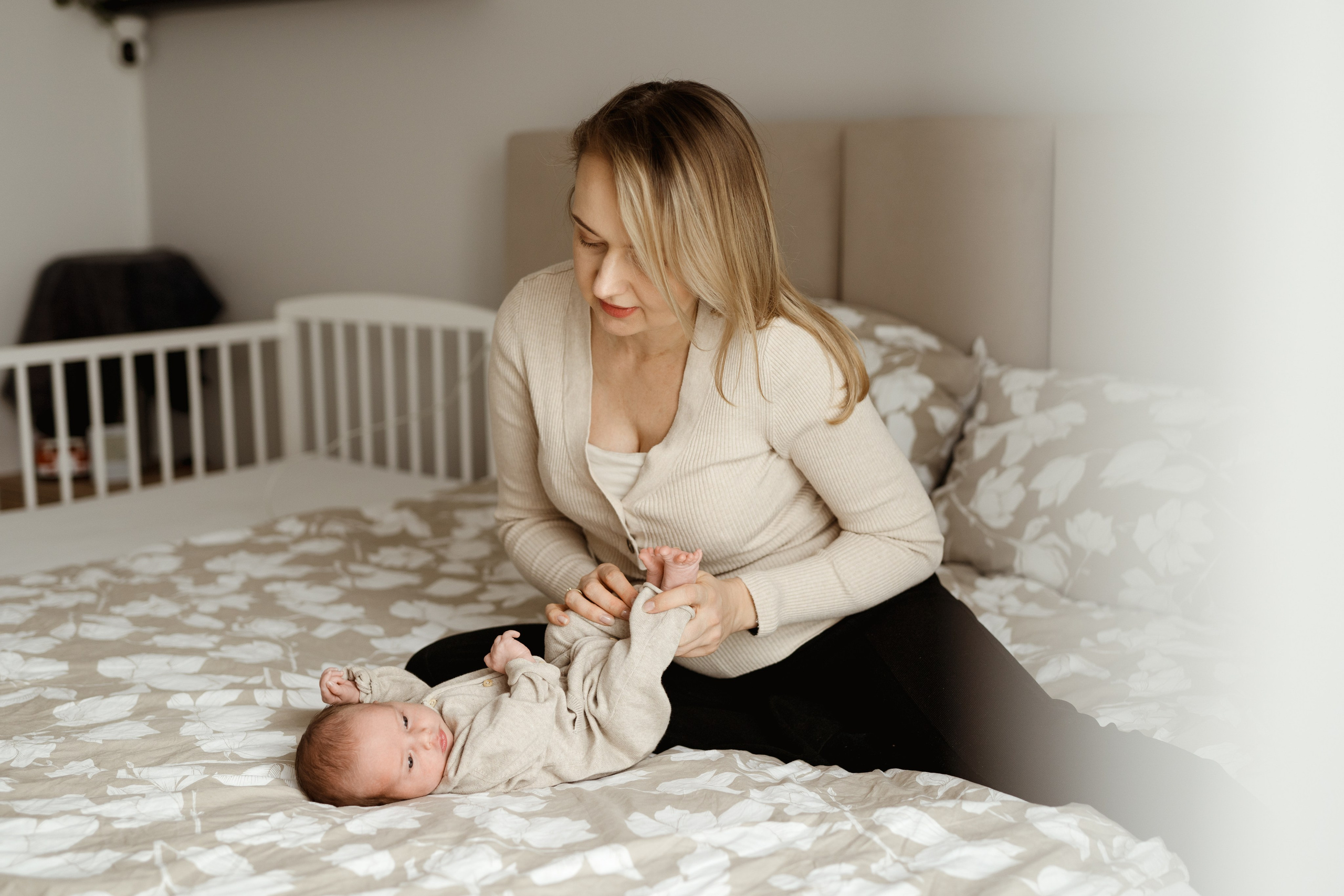 Noworodek otoczony miękkim kocykiem – sesja w domowym zaciszu Łódź