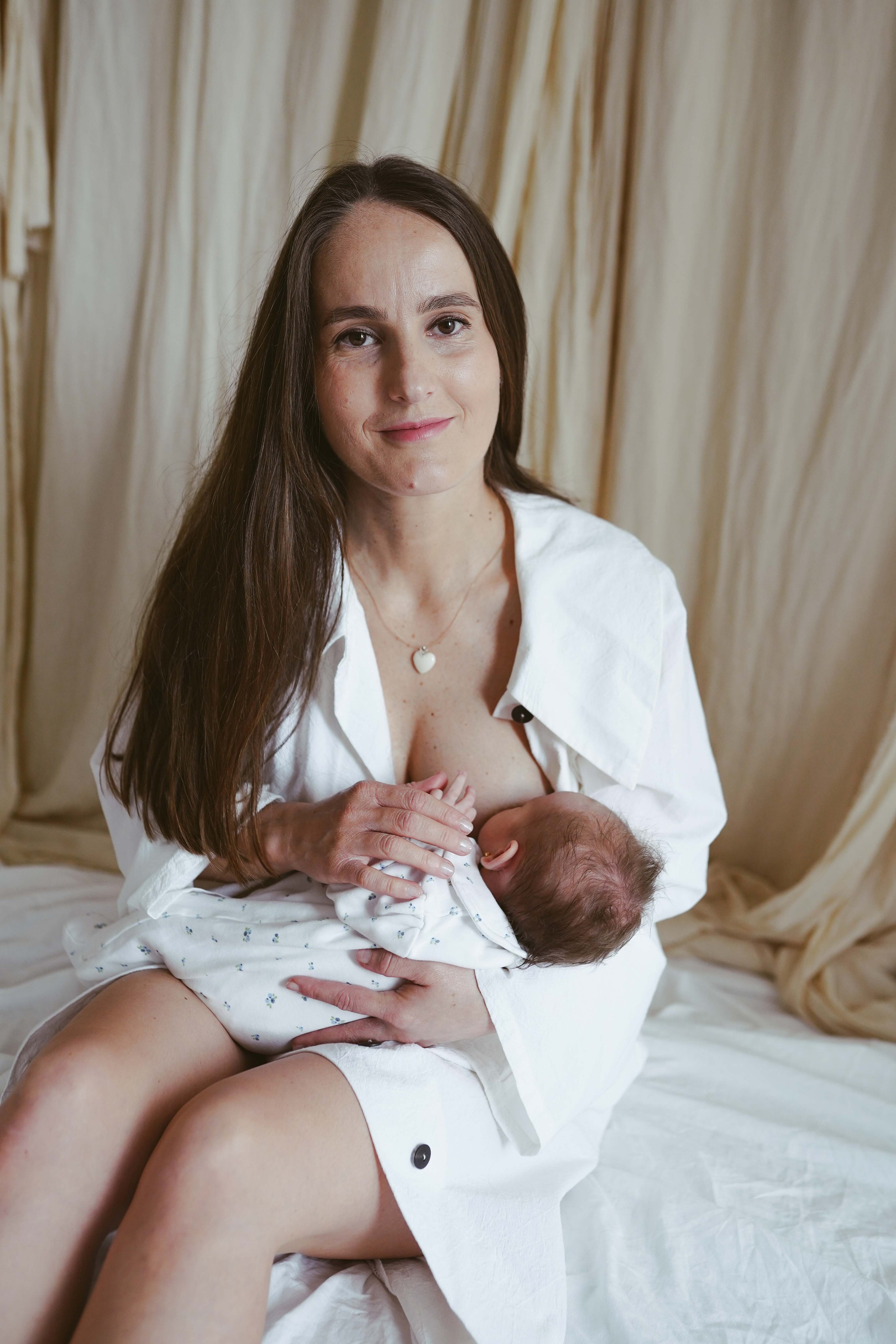 Inspira sesiune foto nou-nascut. Madalina Beda- Artist vizual, fotograf, doula la nastere, consultant babywearing Brasov si in toata tara