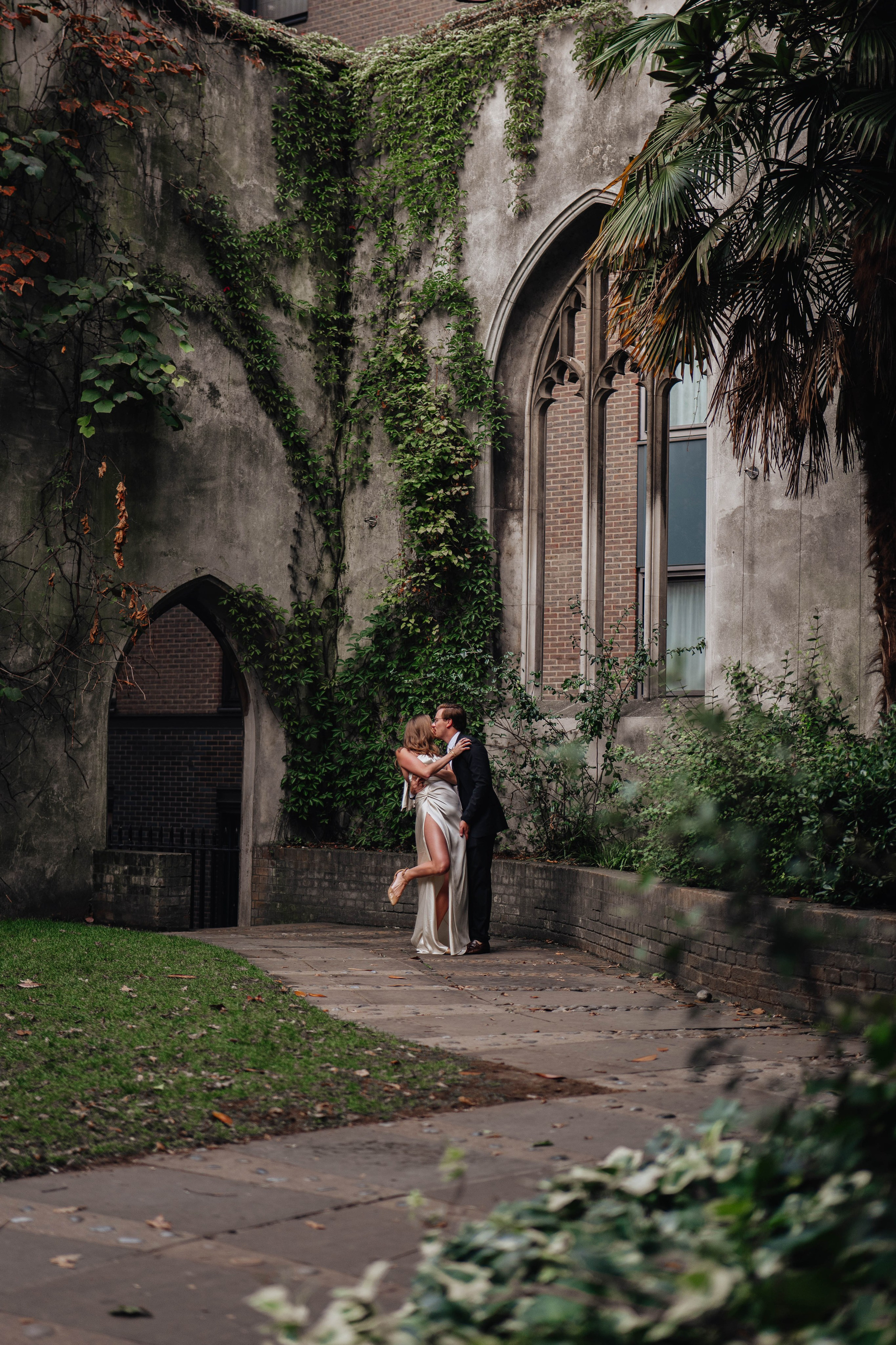 Love near Tower. Wedding and family photographer in London