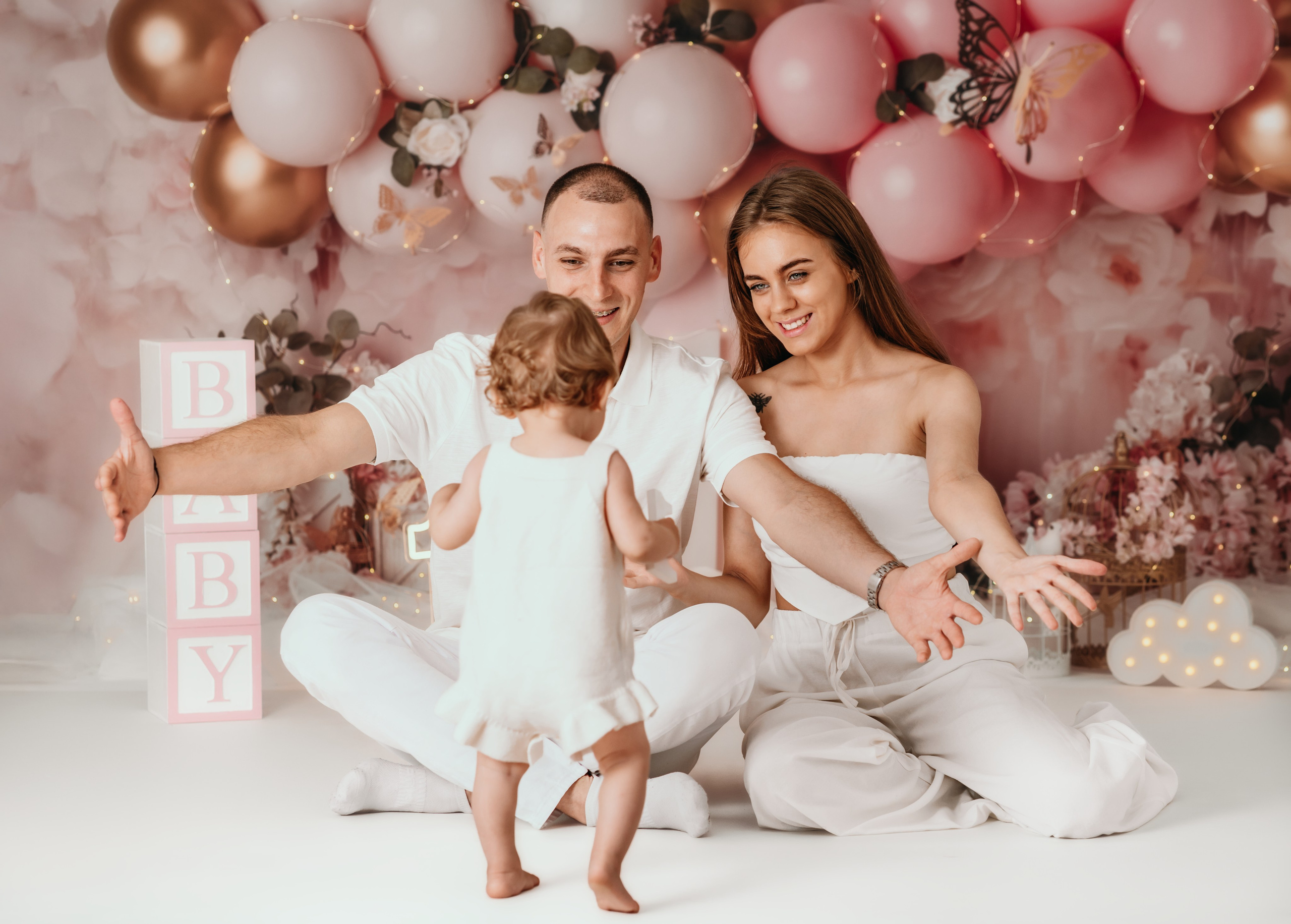 Prvi rođendan Beograd – beba sa mamom i tatom tokom cake smash fotografisanja