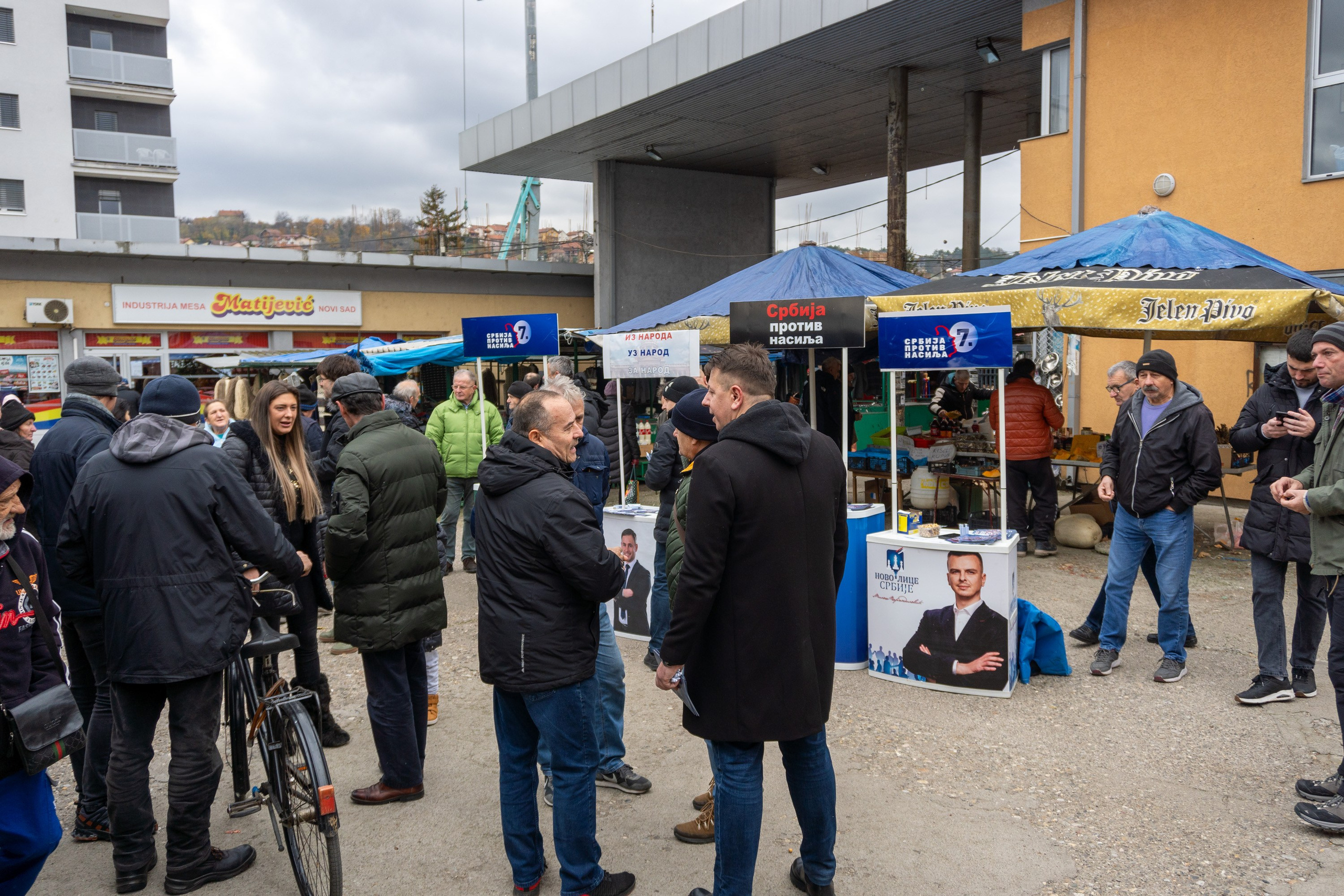 Листа „Србија против насиља” на градској пијаци упознавала грађане са програмом. Lokalni Front VA