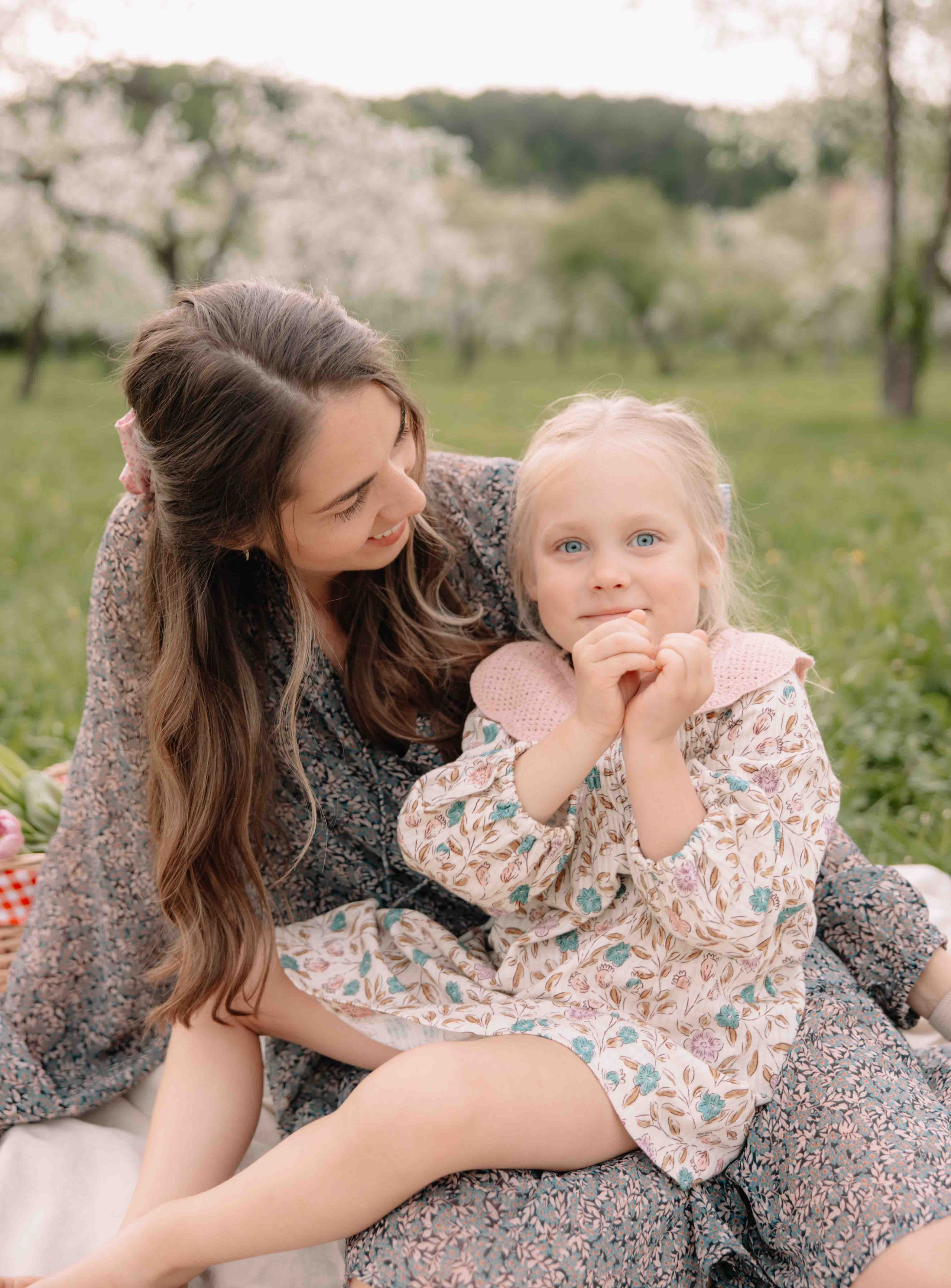 Šeimos fotosesija Vilniuje — namie, gamtoje, studijoje. Framed by Evelina | Vestuvių fotografė