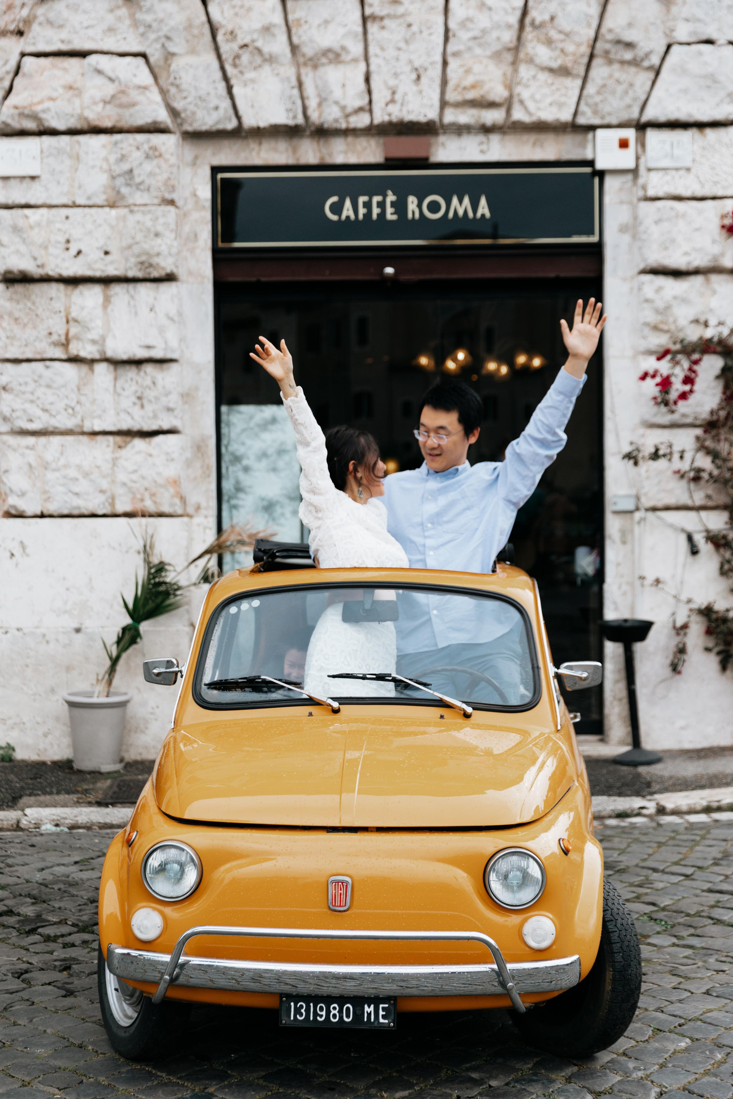 Photoshoot with Fiat 500 Vintage and Vespa. Photographer in Rome
