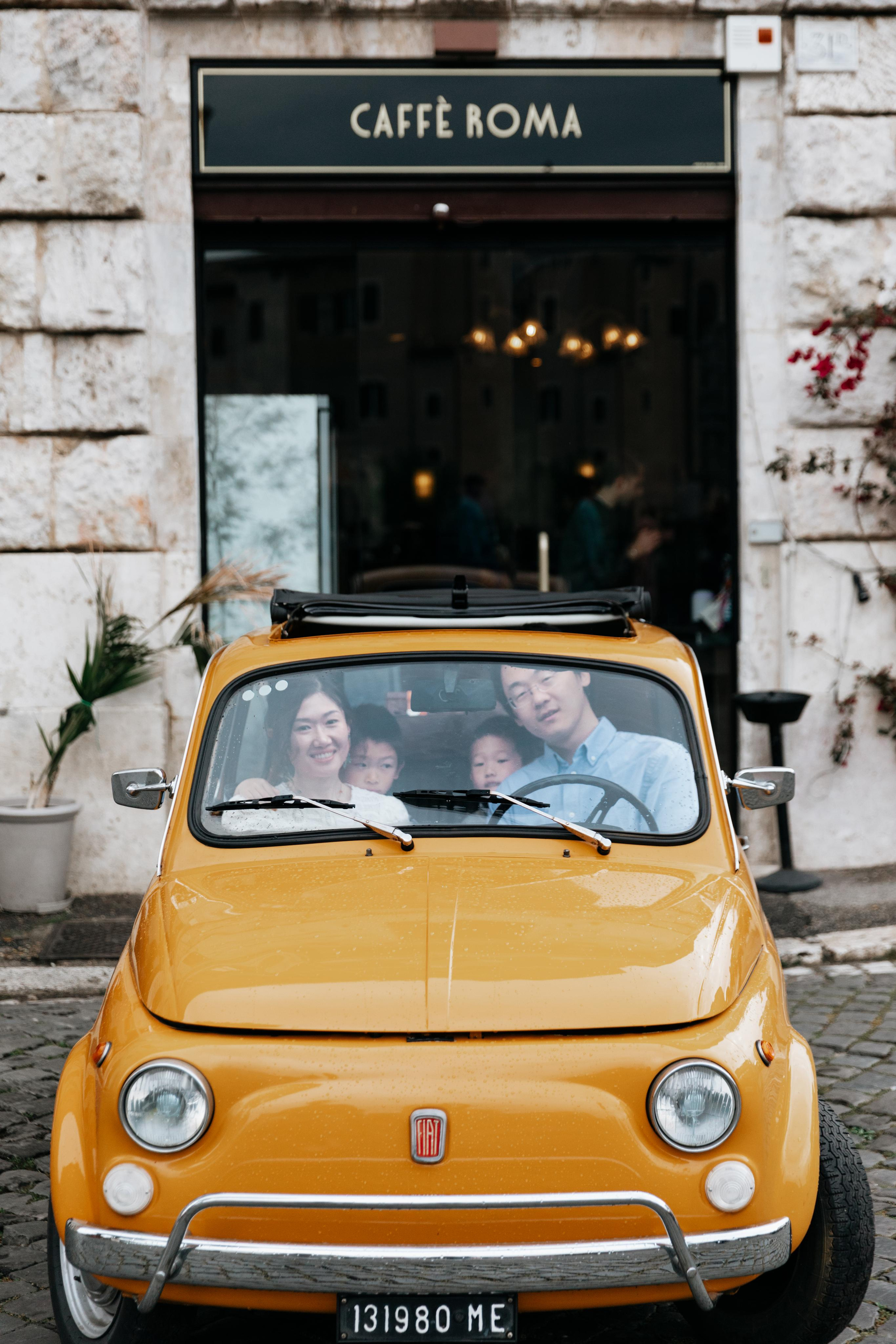 Photoshoot with Fiat 500 Vintage and Vespa. Photographer in Rome