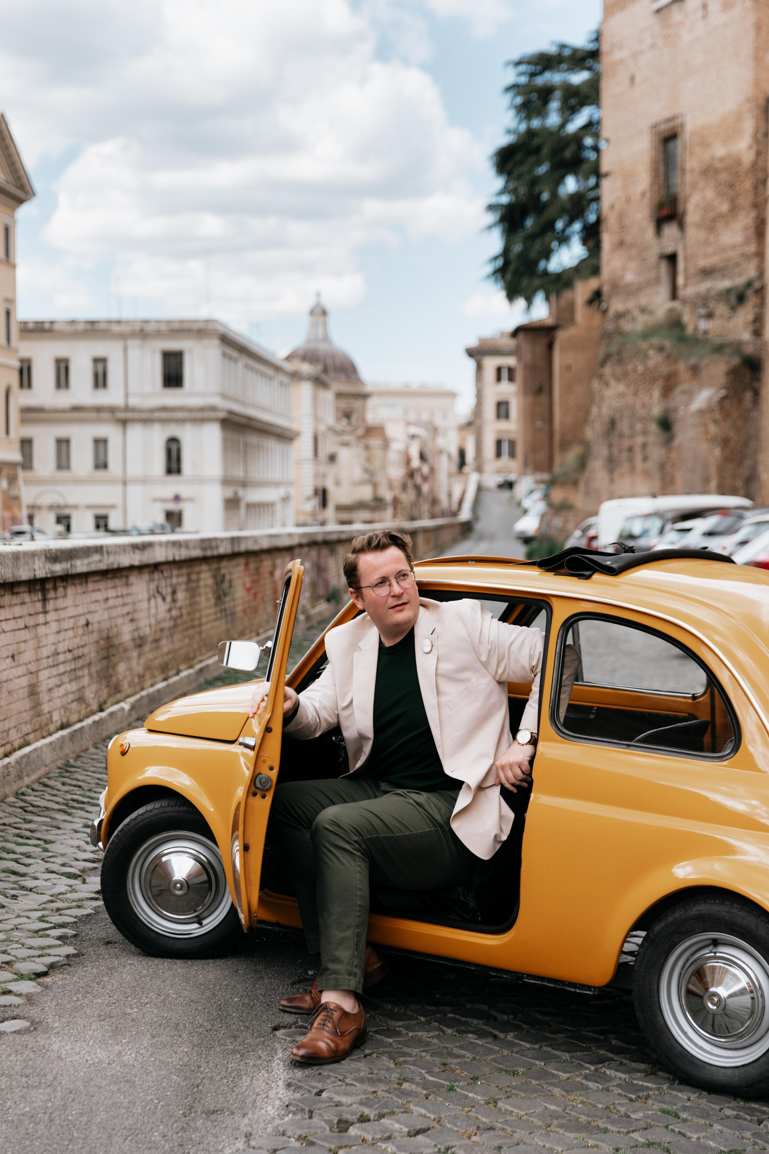 Photoshoot with Fiat 500 Vintage and Vespa. Photographer in Rome