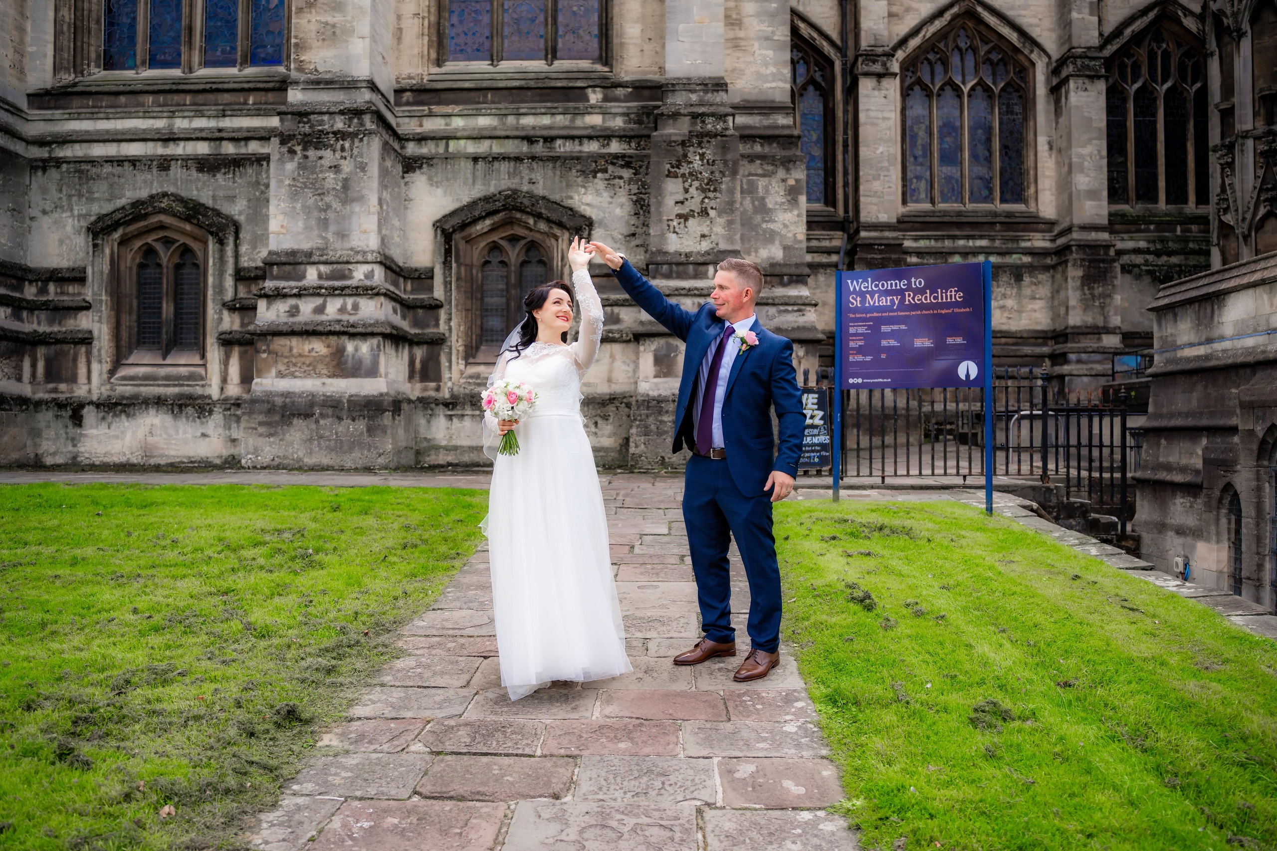 Invitati nunta dansand, atmosfera de petrecere, videograf eveniment Tantan Ionut. Energia si bucuria invitatilor surprinse in timpul petrecerii de nunta de videograful Tantan Ionut.