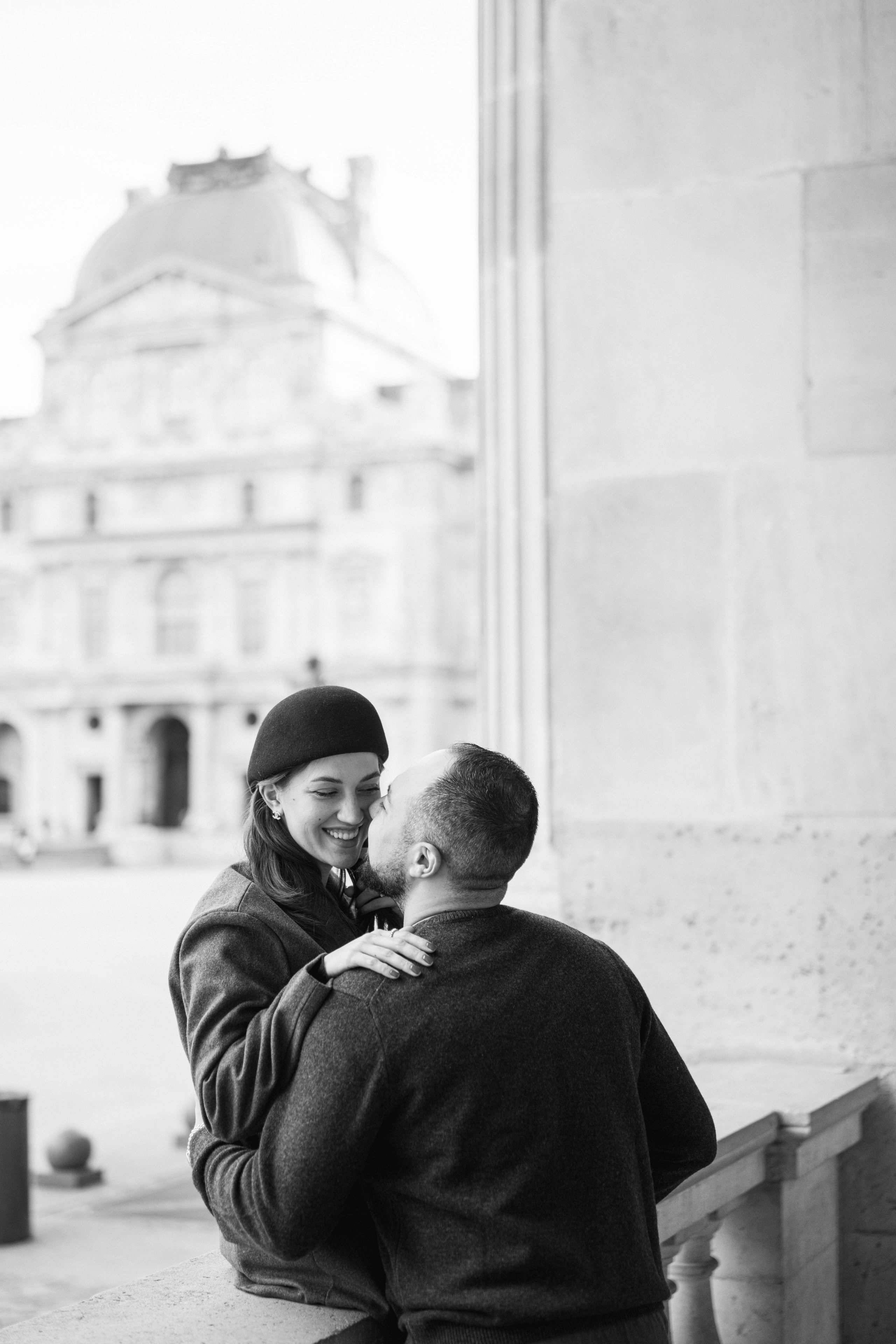 стильная пара в центре Парижа осенью