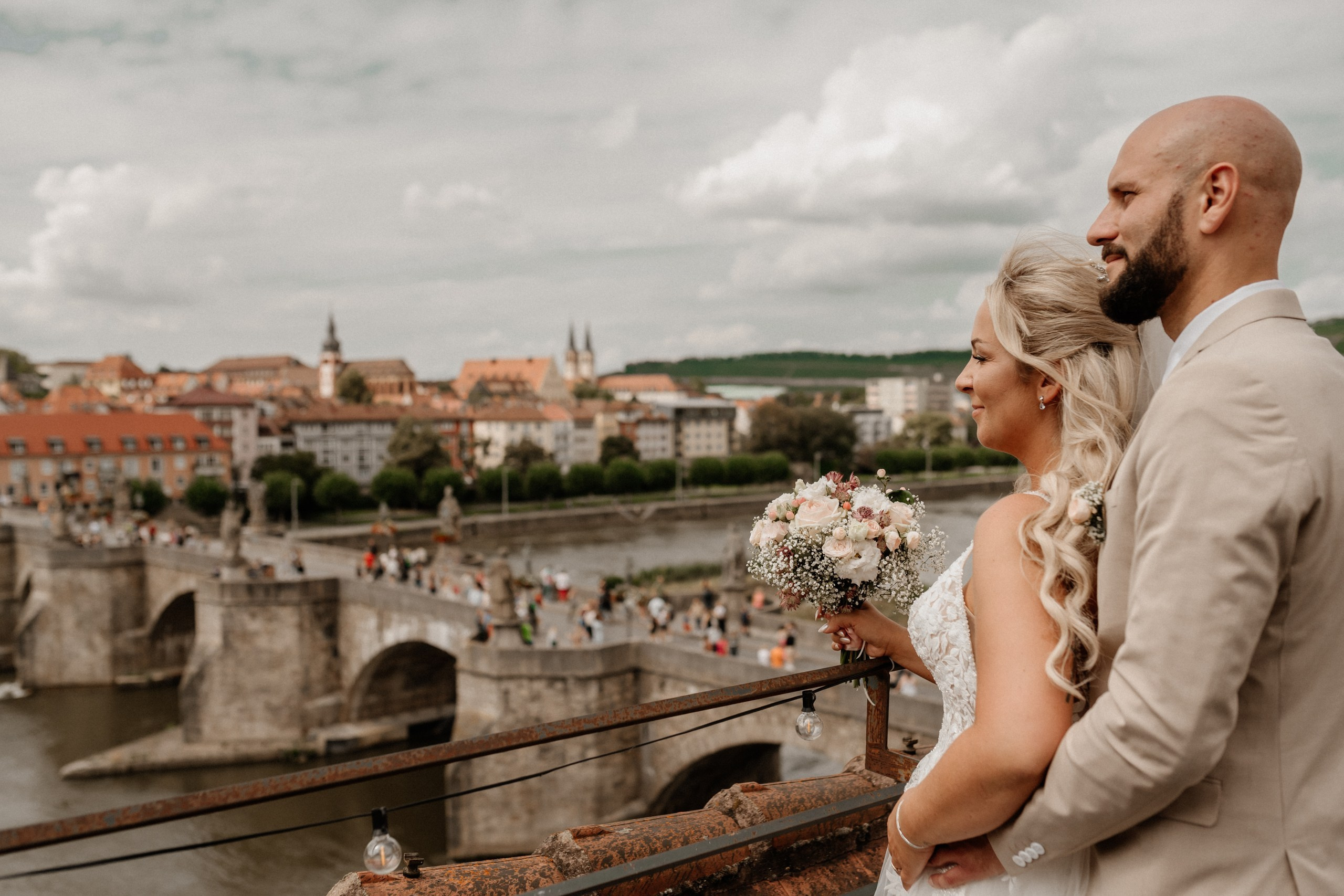 Hochzeitsfotograf Würzburg – Julia & Andreas im Rathaus heiraten. Anna Saribekyan – Beste Hochzeitsfotografin in Würzburg, Top 10 in Deutschland