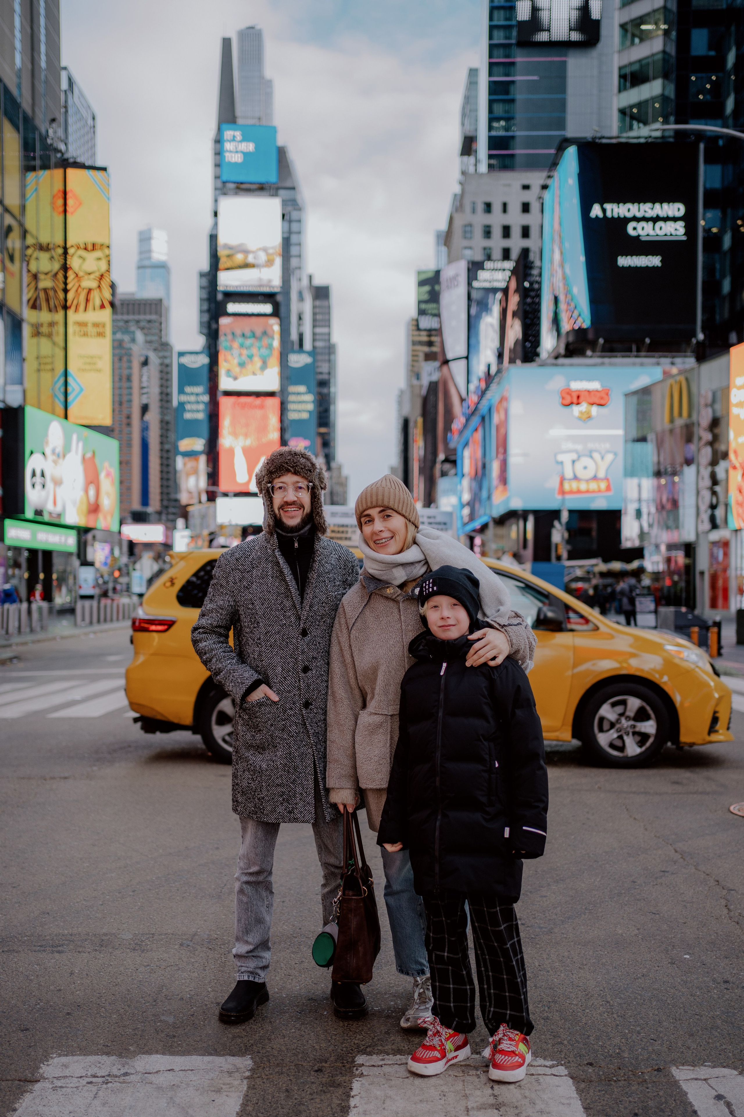 Times Square Family Photography NYC 2025: Perfect Morning Photo Sessions. Videographer and photographer in New York // MAKAROV.VIDEO