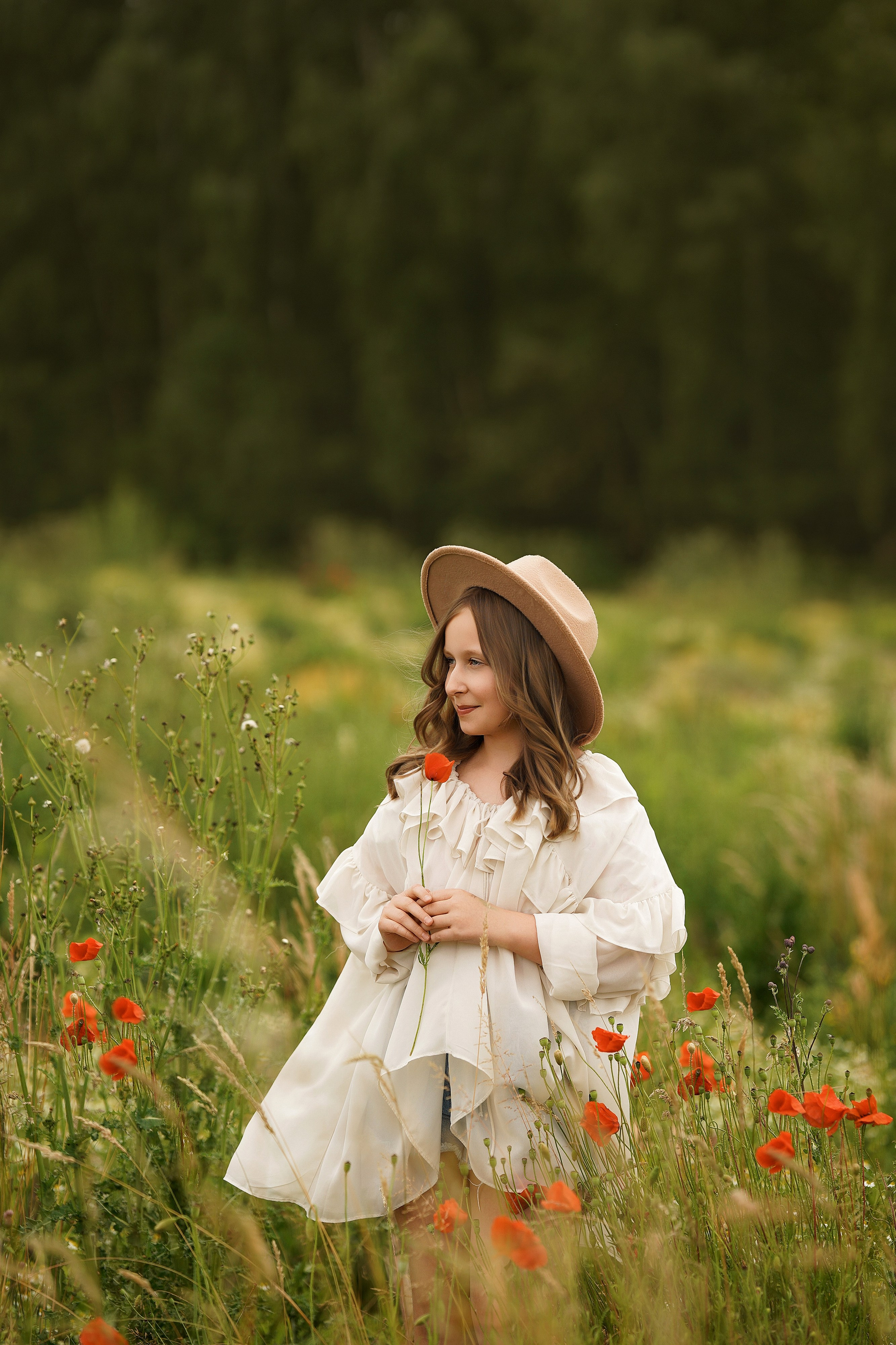 Sommer, Mohnblumen und der Wind. Portraitfotografie in Gründau Elena Ohnstedt