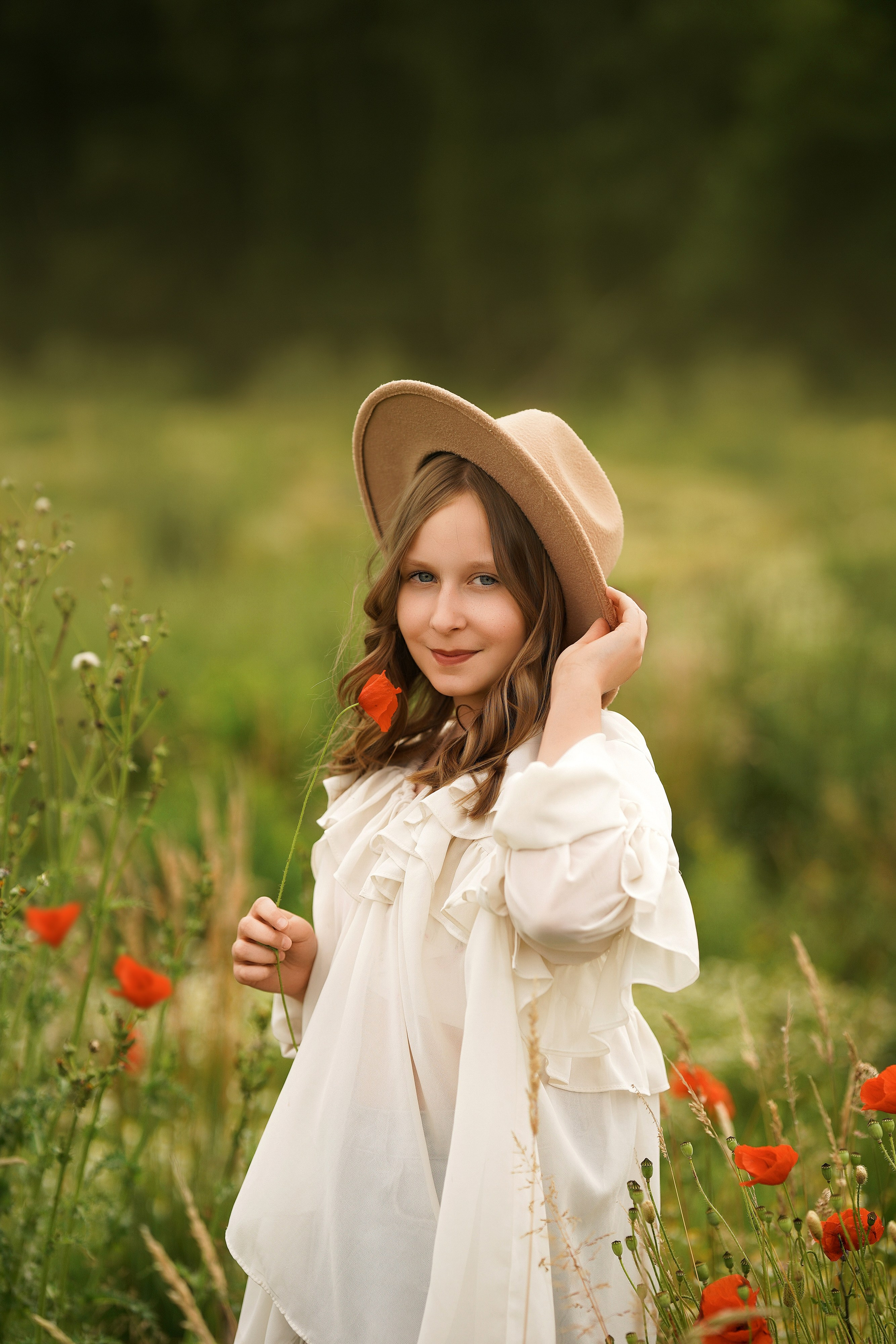 Sommer, Mohnblumen und der Wind. Portraitfotografie in Gründau Elena Ohnstedt