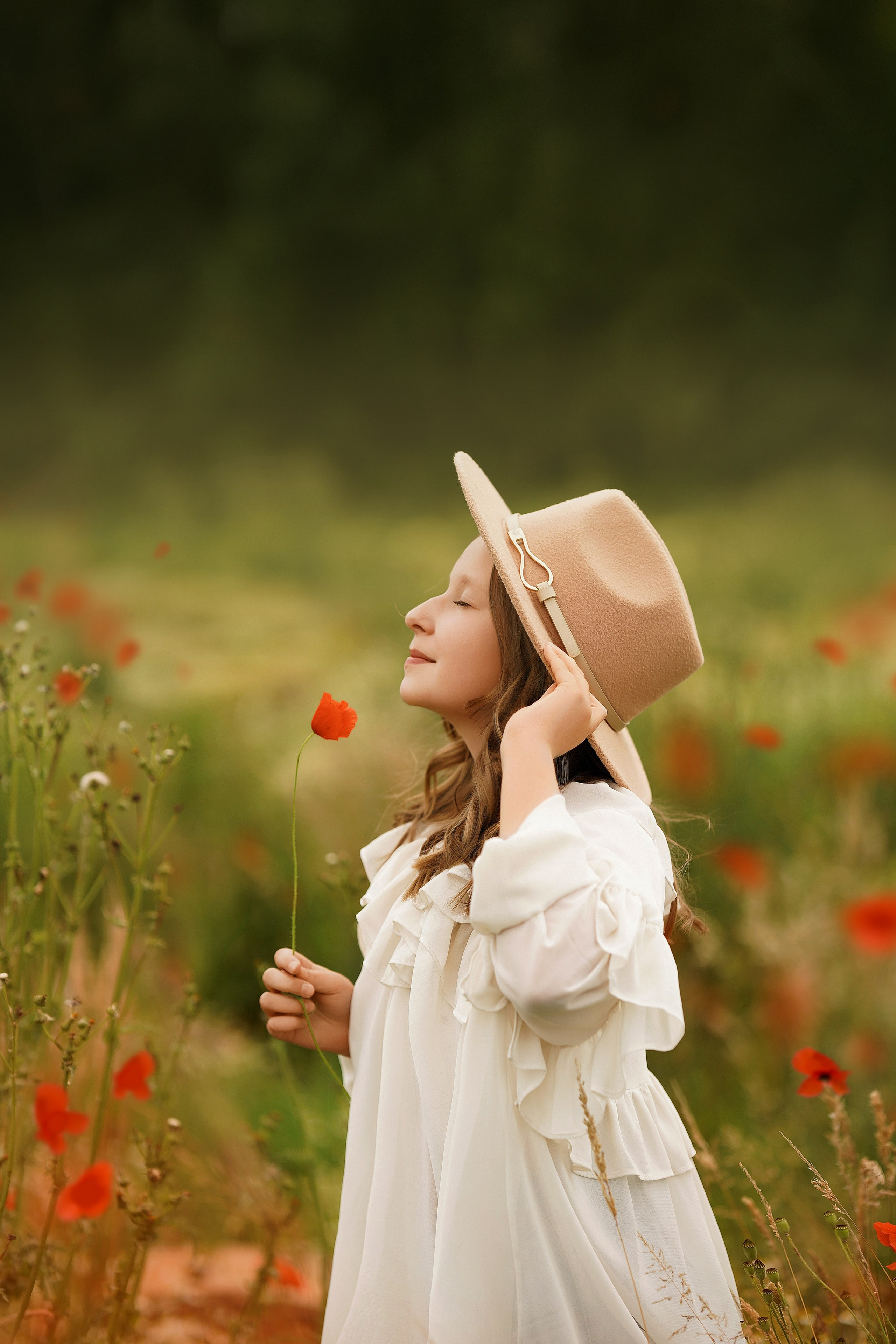 Sommer, Mohnblumen und der Wind. Portraitfotografie in Gründau Elena Ohnstedt