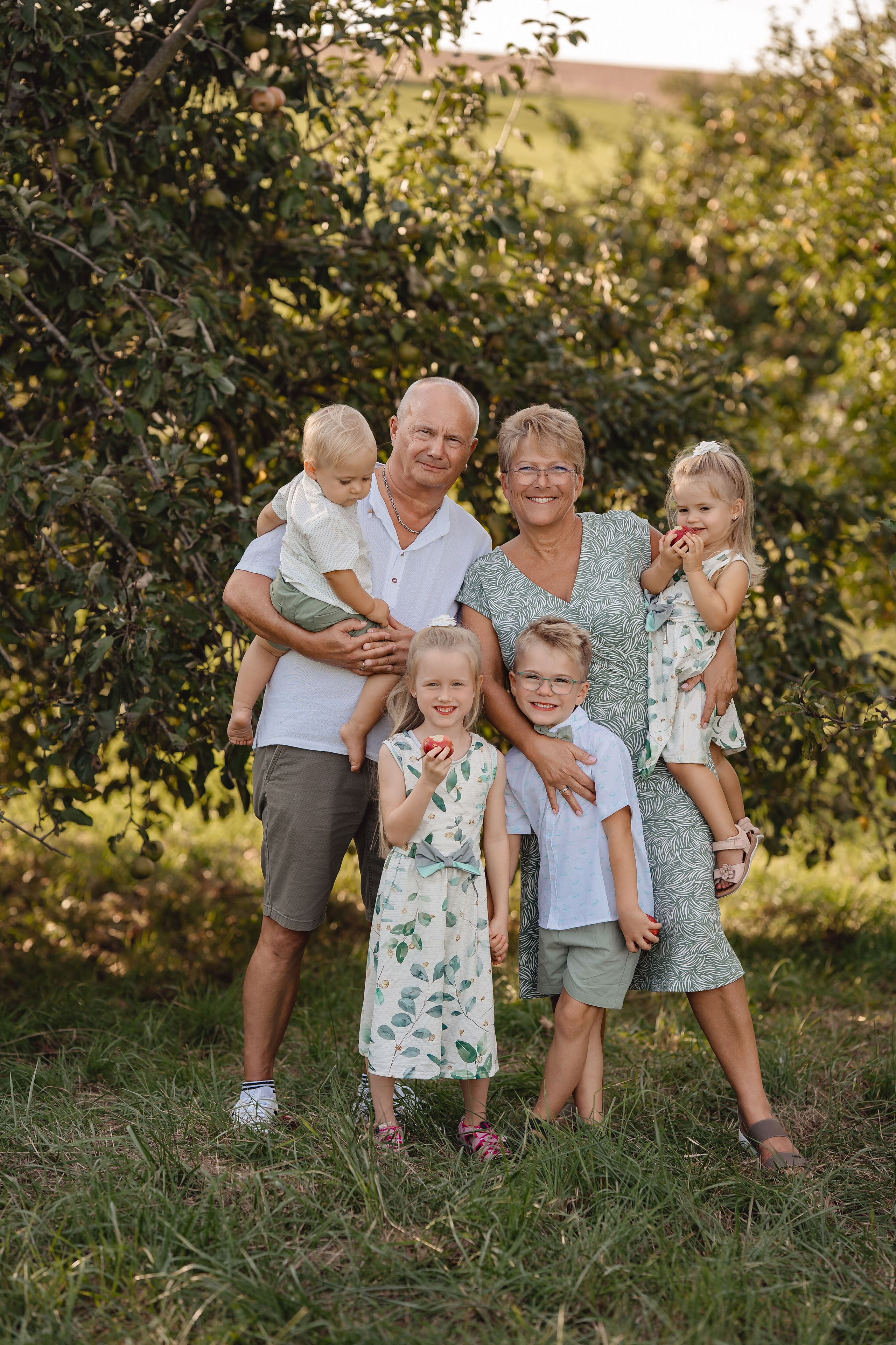 Großelternliebe hoch 4. Portraitfotografie in Gründau Elena Ohnstedt