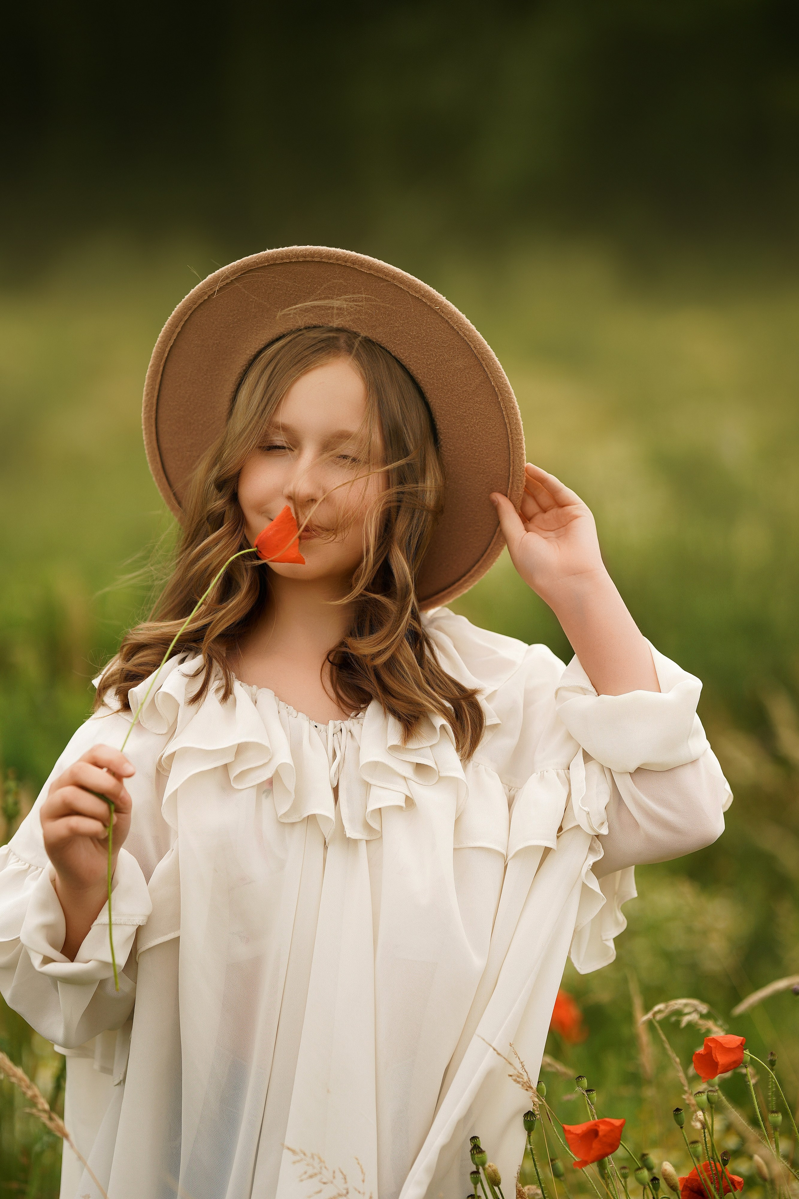 Sommer, Mohnblumen und der Wind. Portraitfotografie in Gründau Elena Ohnstedt