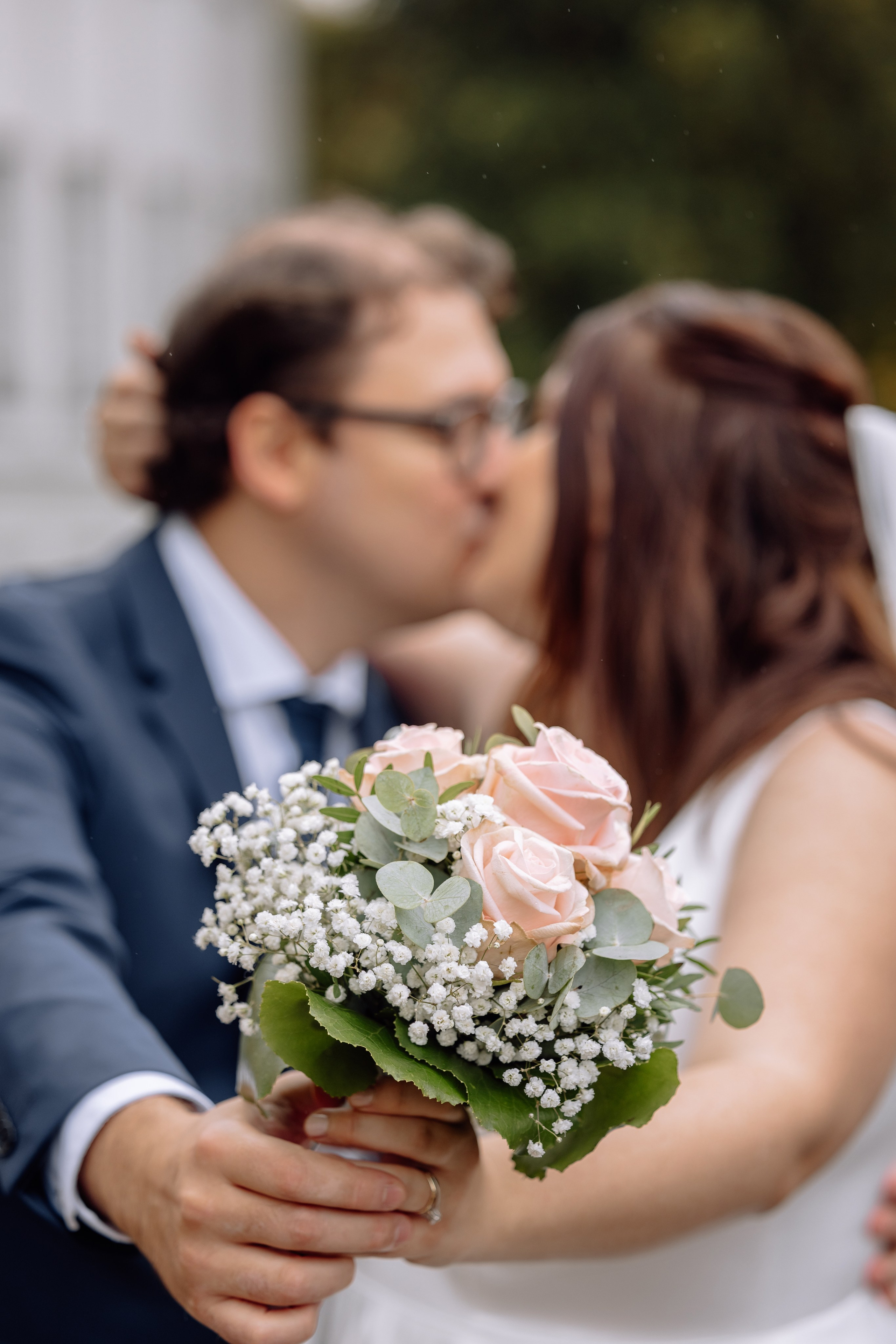 Detailaufnahme des Brautstraußes vor dem Schloss Nymphenburg