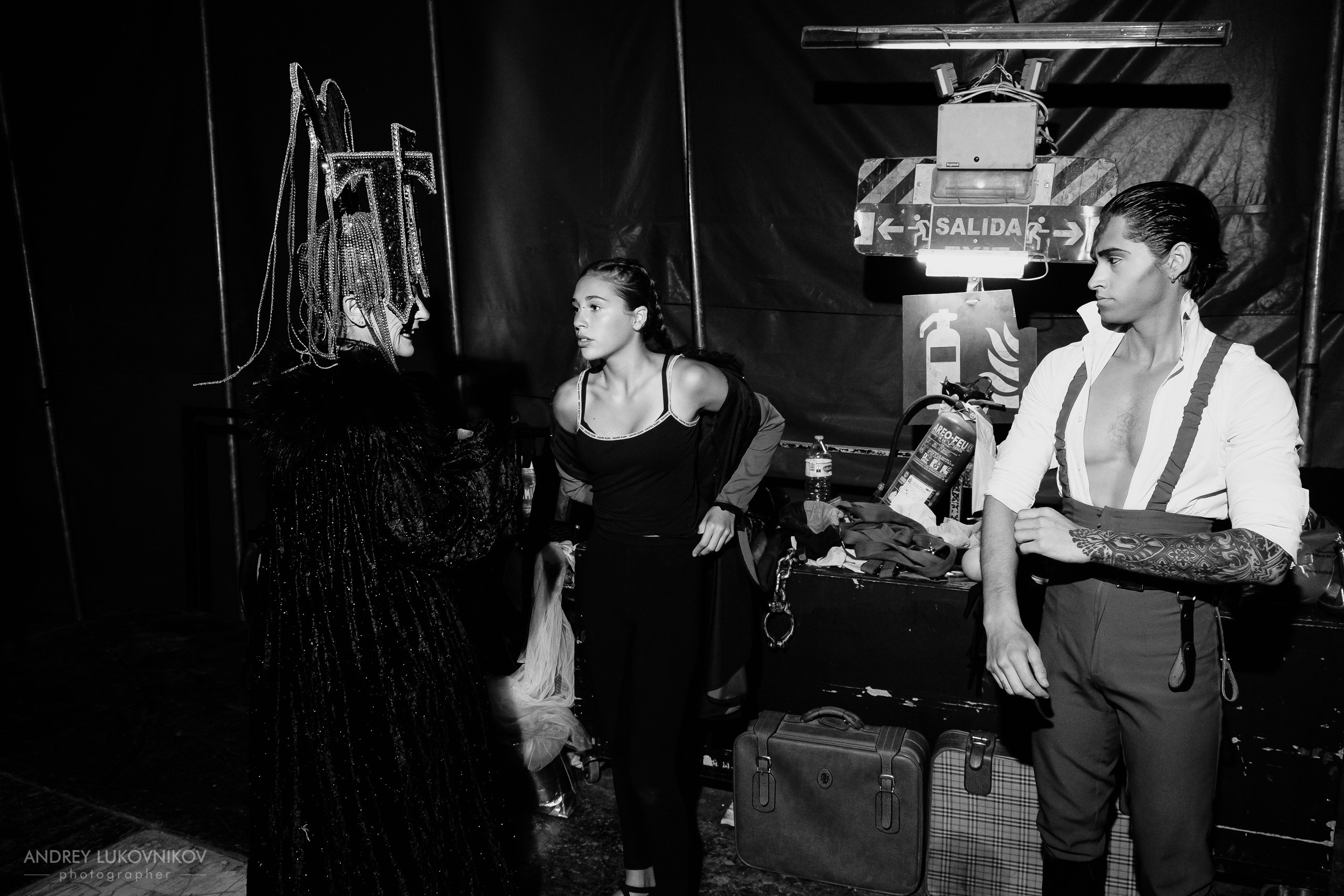 Sesión de fotos entre bastidores en El Circo Encantado: la vida de los artistas tras bambalinas