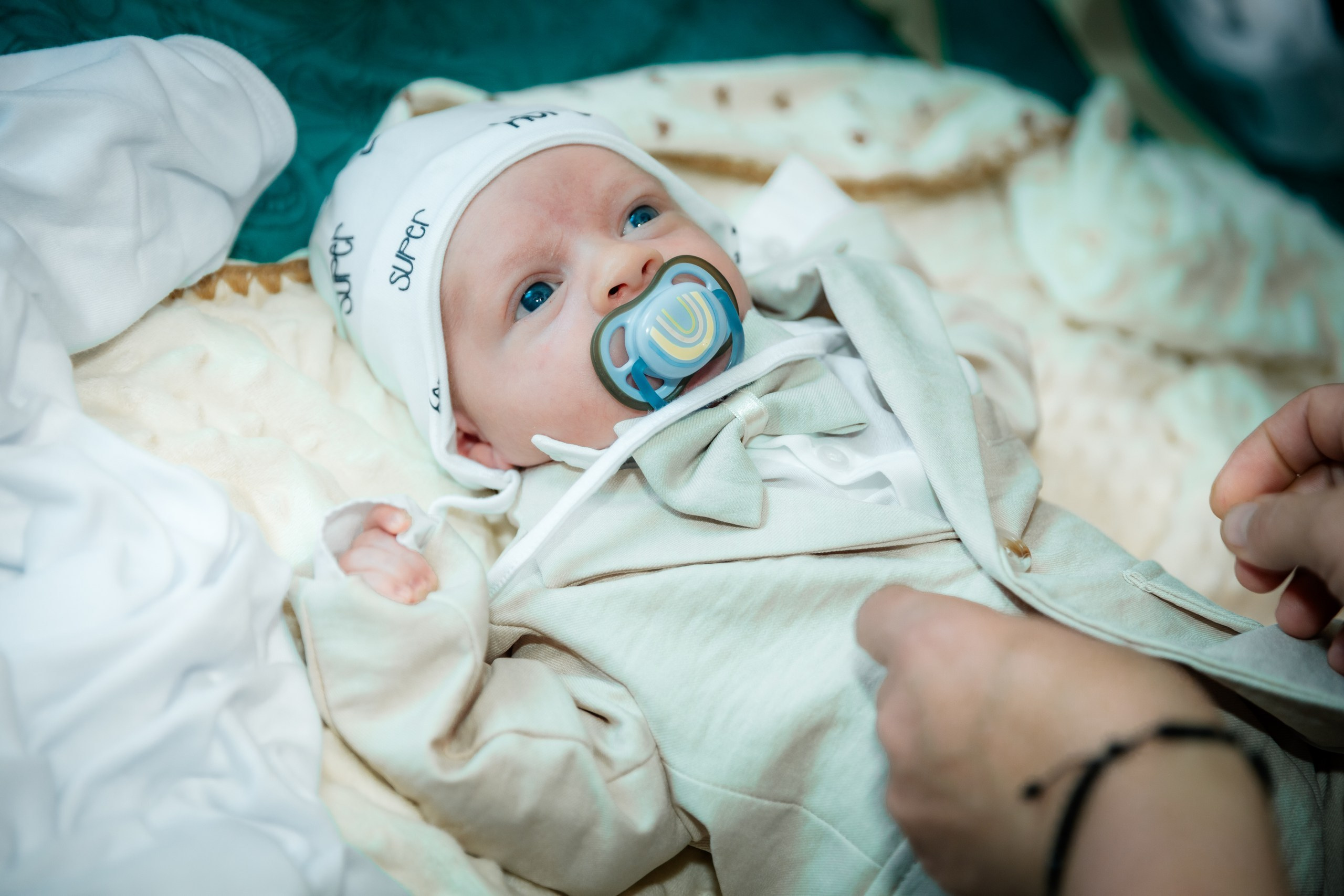 - Preotul ținându-l pe micuțul Mathias Gabriel la botez, în biserica Înălțarea Domnului, Copălău  - Detalii de la botezul lui Mathias – lumânare, trusou și icoană  - Familia lui Mathias Gabriel alături de micuț, în ziua botezului  - Portret emoționant cu mama și bebelușul în brațe, în biserică,fotograf profesionist evenimente Botoșani, Iași, Suceava, Fălticeni, Bacău, Pașcani, Roman - AlinoFotoStudio by Alin Chirilă - servicii foto nuntă, botez, cununie, ședințe foto creative, albume personalizate, fotografii emoționante și calitative pentru cele mai importante momente din viață,fotograf nuntă Botoșani Alin Chirilă,  ședință foto botez Iași - AlinoFotoStudio,  servicii fotograf profesionist evenimente Suceava,  fotograf cununie civilă Fălticeni - Alin Chirilă,  album foto nuntă personalizat Bacău.“Bebeluș botezat în biserică, ținut în brațe de nași”	•	“Detaliu cu lumânarea de botez decorată cu flori albe”	•	“Părinți emoționați alături de copilul lor la ceremonia de botez”	•	“Masa festivă de botez cu decor tematic și tort personalizat”	•	“Momentul în care preotul toarnă apă sfințită pe fruntea bebelușului”	“Bebeluș în rochie albă de botez, zâmbind în brațele mamei”	•	“Detaliu cu cruciulița de botez așezată pe o pernă de satin”	•	“Părinți și nași aprinzând lumânările în timpul ceremoniei de botez”	•	“Tort de botez decorat cu figurine tematice și numele copilului”	•	“Copil botezat dormind liniștit în pătuțul decorat festiv”	•	“Momentul în care preotul binecuvântează copilul în fața altarului”	•	“Invitați adunându-se în jurul mesei festive la petrecerea de botez”	•	“Bebeluș ținând în mână o jucărie personalizată primită la botez”	•	“Familie fericită pozând împreună după ceremonia de botez”	•	“Decor tematic cu baloane și flori la locația petrecerii de botez” fotograf Botoșani fotograf evenimente fotograf botez Alin Chirila fotograf alinofotostudio.fotograf botez Amelis Maria, fotografie botez Botoșani, fotograf Alin Chirilă, amintiri botez, fotografii botez, botez Amelis Maria, fotograf copii, fotografie botez în Botoșani,