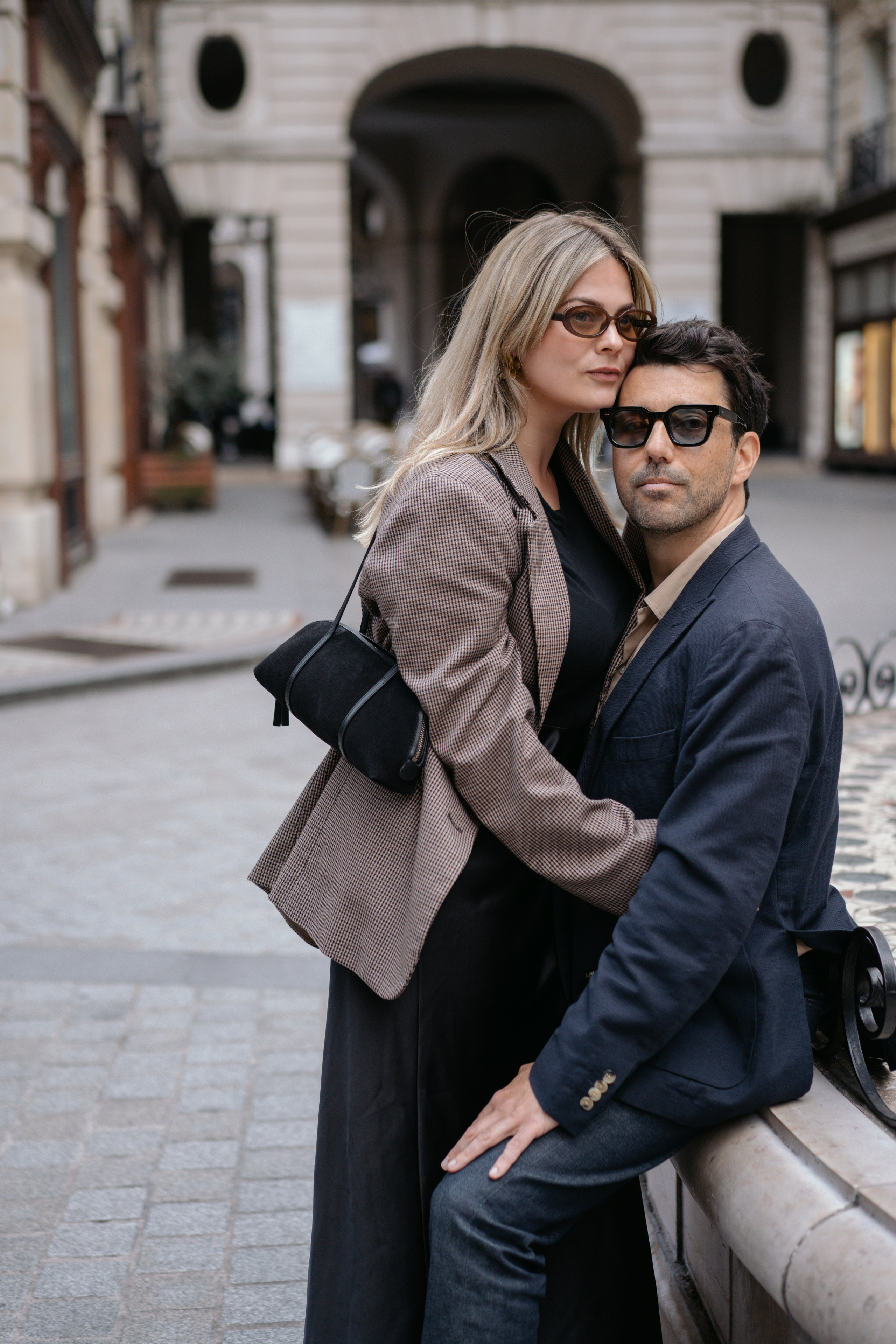 международная пара на прогулке в Париже