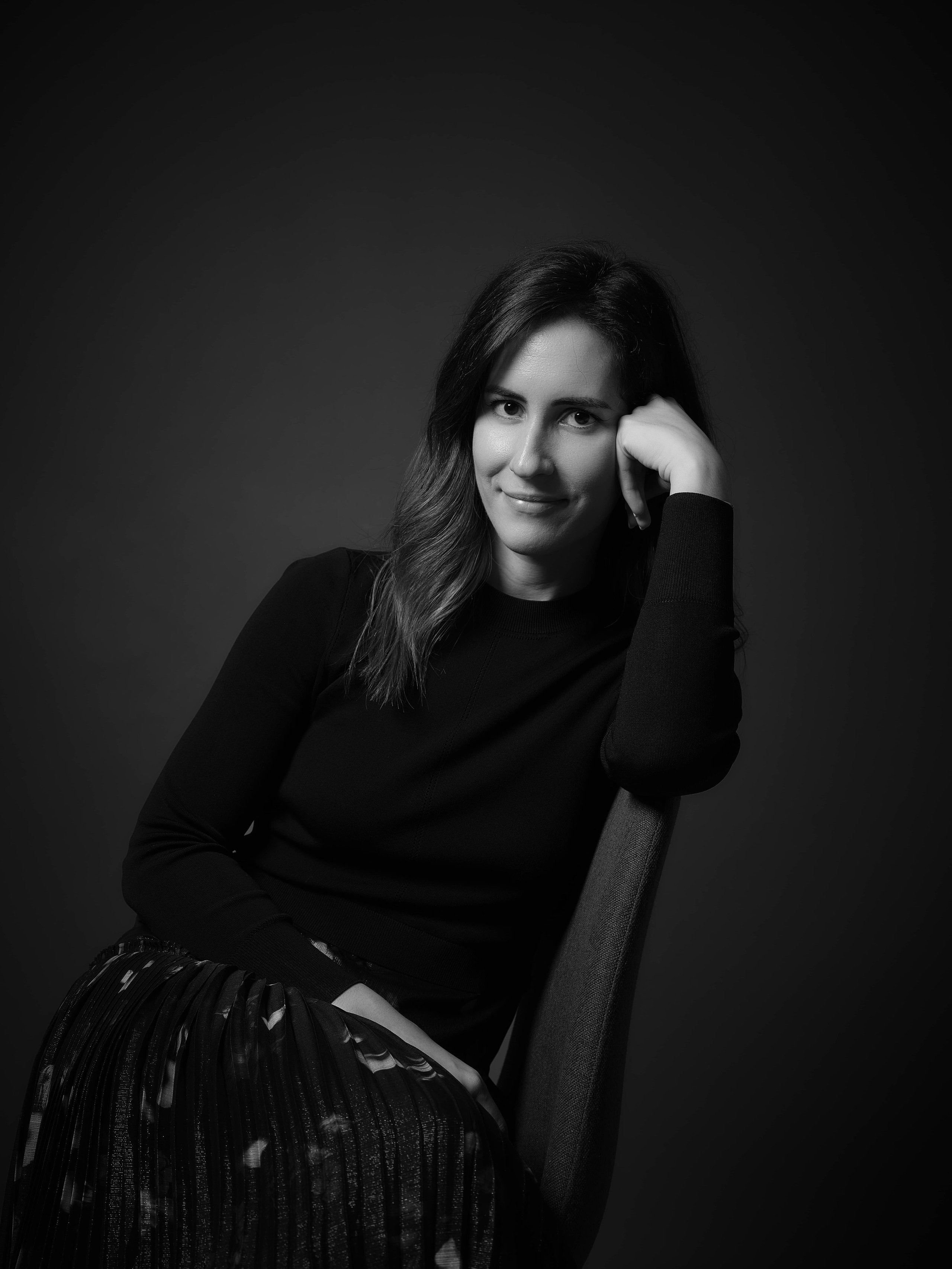 fotografia a preto e branco de retrato profissional de autora de livros