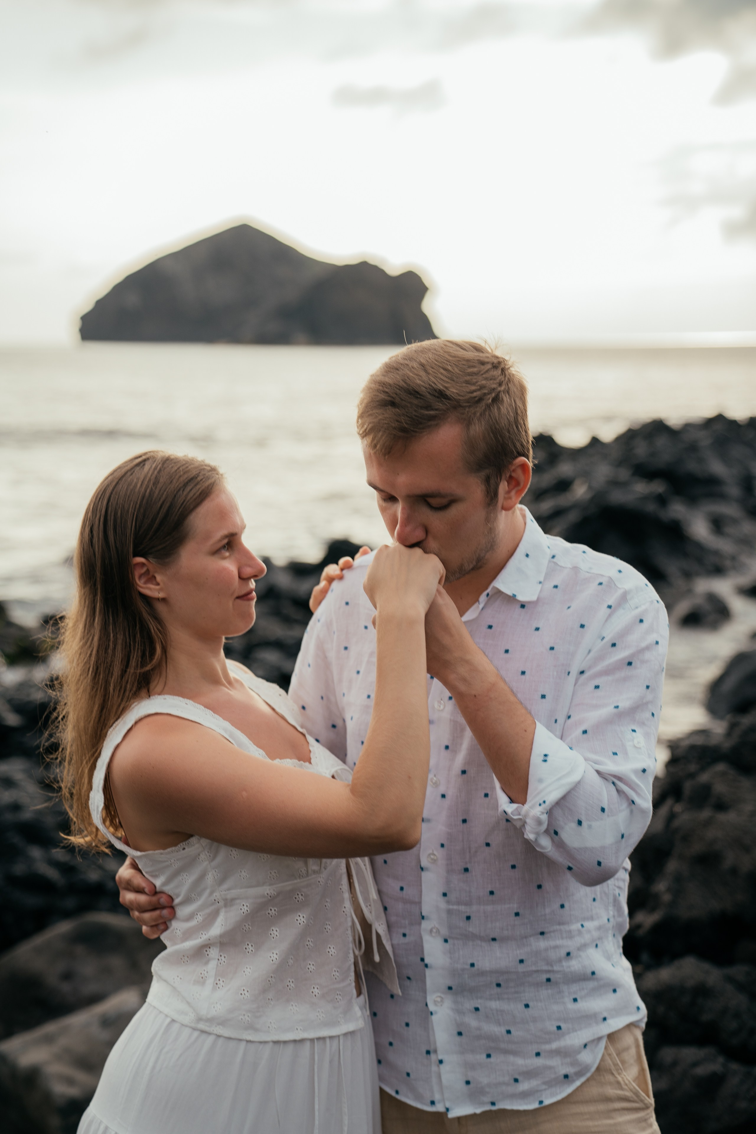 Svatba ve dvou na Azorských ostrovech, romantický elopement u oceánu zachycující blízkost páru, přirozené emoce a syrovou atmosféru místa.