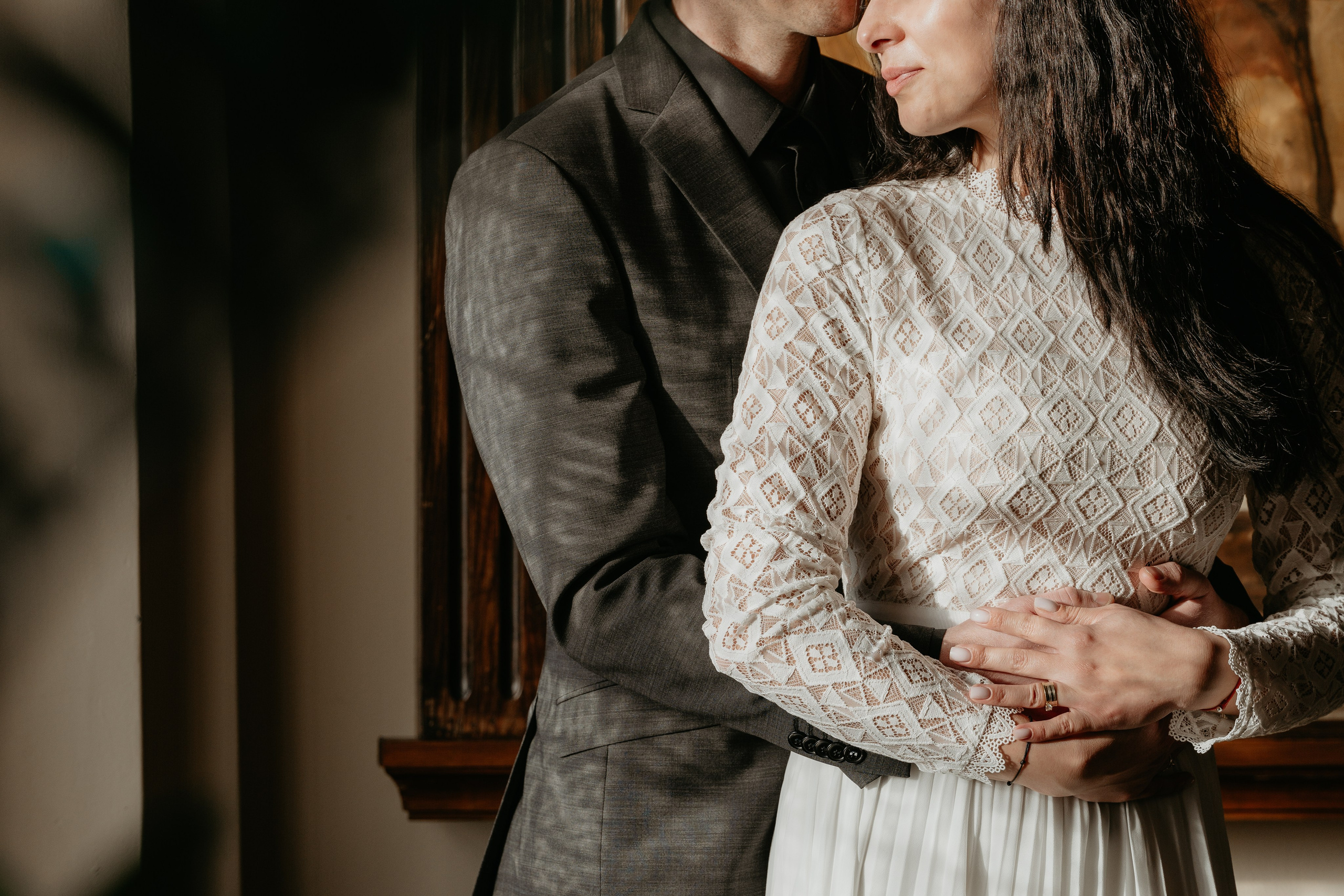 Capturând momentele esențiale ale unei zile de neuitat, transformăm fiecare privire și zâmbet într-o amintire prețioasă. Fotografii de nuntă care spun povestea iubirii voastre