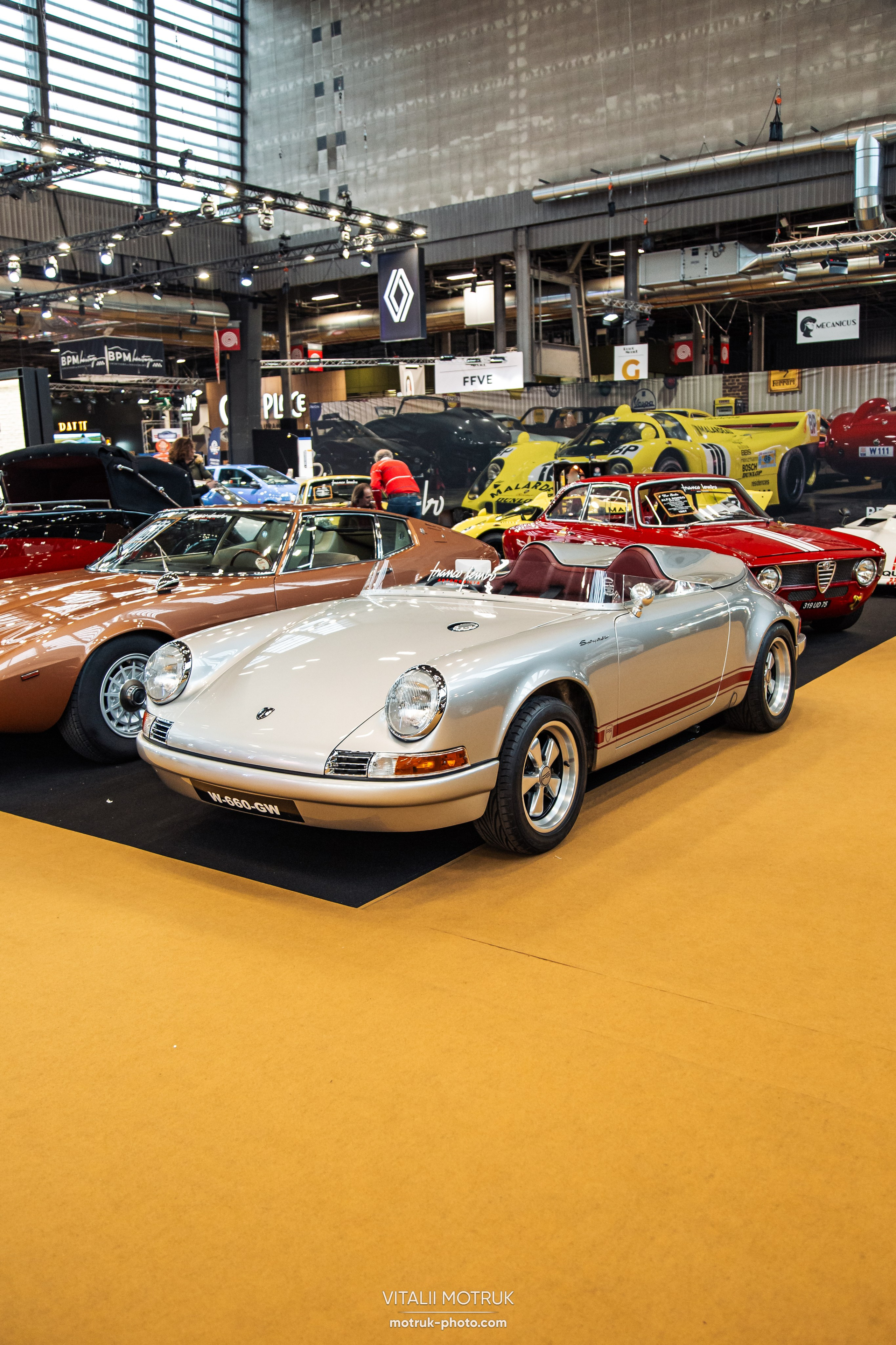 Retromobile 2023. Photographe de voitures à Paris — Vitalii Motruk