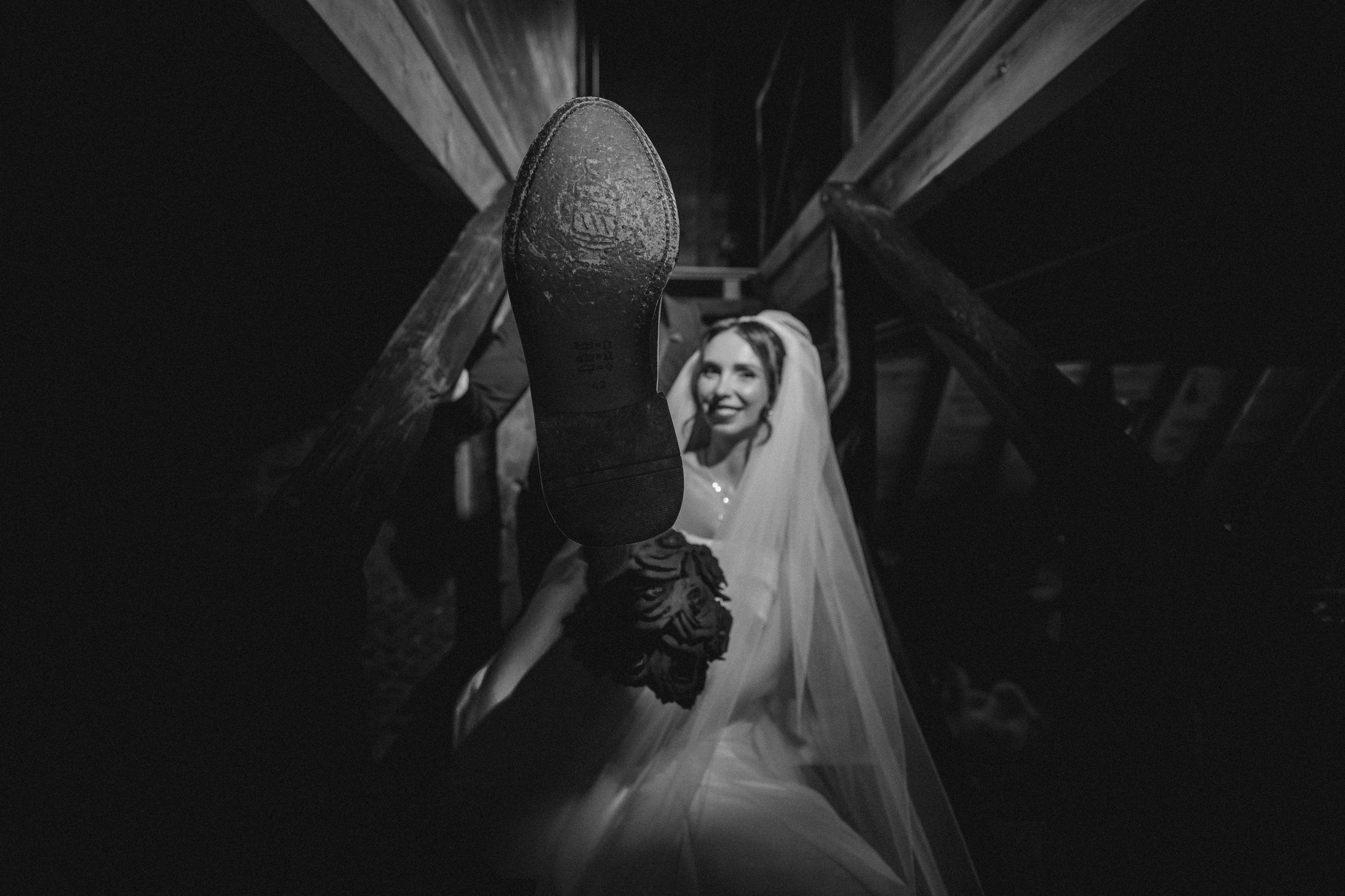 Fotografie alb-negru cu mirii pe scările interioare de la Cabana Masiv.