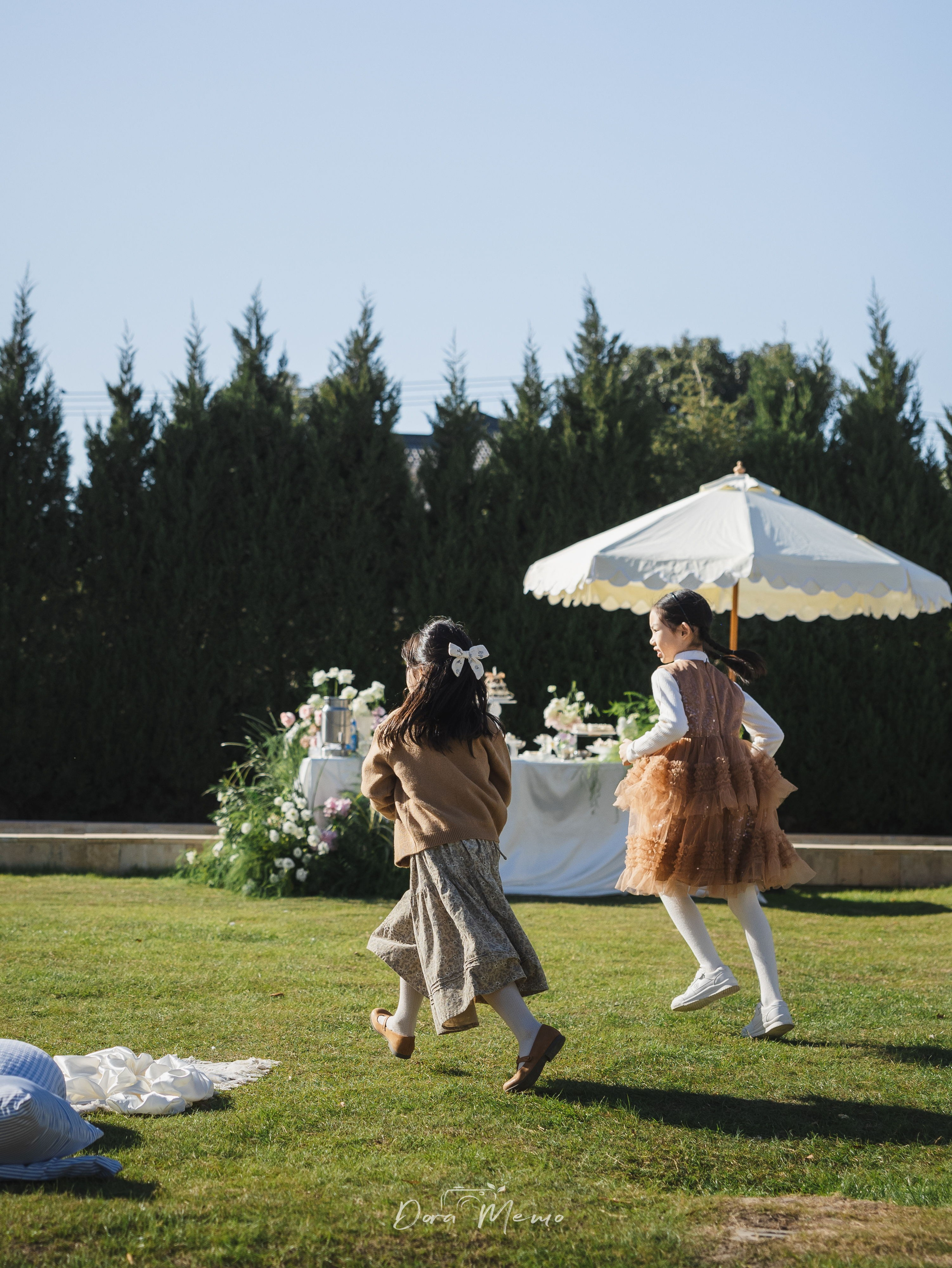 Shanghai family photographer - children playing and running together at outdoor birthday party