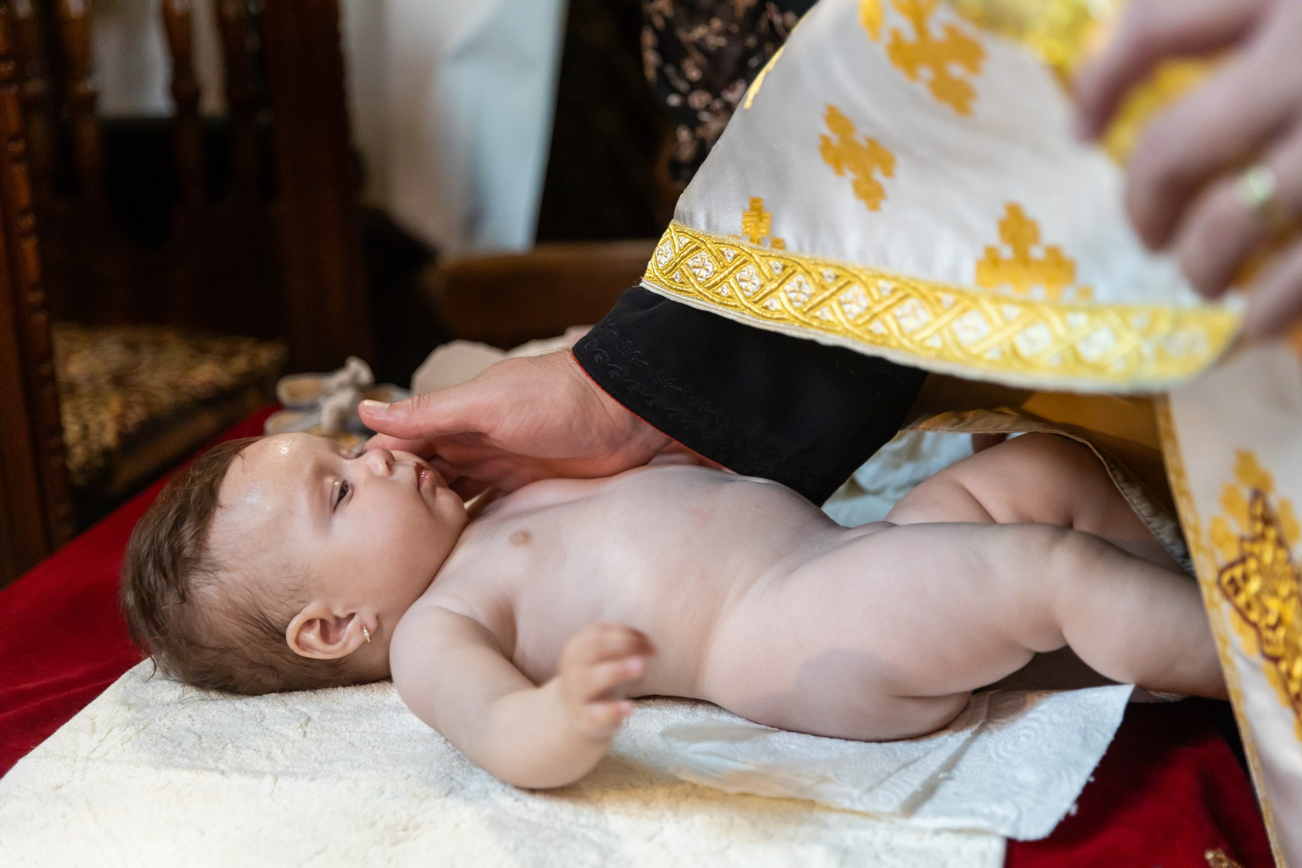 fotograf botez , fotografie botez Botoșani, fotograf Alin Chirilă, amintiri botez, fotografii botez, botez Miruna Parascheva, fotograf copii, fotografie botez în Botoșani-alt="botez , fotografie botez Alin Chirilă, amintiri botez, fotografii emoționante botez Botoșani"-- fotografii-botez-bebelus- amintiri-botez-micuț- moment-sfânt-crestinare- fotografie-emotionanta-botez- detalii-botez-bebelusi- parinti-fericiti-la-botez- fotograf-botez-profesionist- botez-in-biserica-ortodoxa- micuț-botezat-cu-emoție- zâmbete-și-lacrimi-la-botez- bebeluș-la-cristelniță- decor-botez-colorat- botez-cu-dragoste-și-credință- emotie-pura-la-botez- fotograf-botez-botosani- botez-iasi-suceava-fotograf- amintiri-nepretuite-botez-- Preotul ținându-l pe micuțul Mathias Gabriel la botez, în biserica Înălțarea Domnului, Copălău - Detalii de la botezul lui Mathias – lumânare, trusou și icoană - Familia lui Mathias Gabriel alături de micuț, în ziua botezului - Portret emoționant cu mama și bebelușul în brațe, în biserică,fotograf profesionist evenimente Botoșani, Iași, Suceava, Fălticeni, Bacău, Pașcani, Roman - AlinoFotoStudio by Alin Chirilă - servicii foto nuntă, botez, cununie, ședințe foto creative, albume personalizate, fotografii emoționante și calitative pentru cele mai importante momente din viață,fotograf nuntă Botoșani Alin Chirilă, ședință foto botez Iași - AlinoFotoStudio, servicii fotograf profesionist evenimente Suceava, fotograf cununie civilă Fălticeni - Alin Chirilă, album foto nuntă personalizat Bacău.“Bebeluș botezat în biserică, ținut în brațe de nași” • “Detaliu cu lumânarea de botez decorată cu flori albe” • “Părinți emoționați alături de copilul lor la ceremonia de botez” • “Masa festivă de botez cu decor tematic și tort personalizat” • “Momentul în care preotul toarnă apă sfințită pe fruntea bebelușului” “Bebeluș în rochie albă de botez, zâmbind în brațele mamei” • “Detaliu cu cruciulița de botez așezată pe o pernă de satin” • “Părinți și nași aprinzând lumânările în timpul ceremoniei de botez” • “Tort de botez decorat cu figurine tematice și numele copilului” • “Copil botezat dormind liniștit în pătuțul decorat festiv” • “Momentul în care preotul binecuvântează copilul în fața altarului” • “Invitați adunându-se în jurul mesei festive la petrecerea de botez” • “Bebeluș ținând în mână o jucărie personalizată primită la botez” • “Familie fericită pozând împreună după ceremonia de botez” • “Decor tematic cu baloane și flori la locația petrecerii de botez” fotograf Botoșani fotograf evenimente fotograf botez Alin Chirila fotograf alinofotostudio.fotograf botez Amelis Maria, fotografie botez Botoșani, fotograf Alin Chirilă, amintiri botez, fotografii botez, botez Amelis Maria, fotograf copii, fotografie botez în Botoșani,