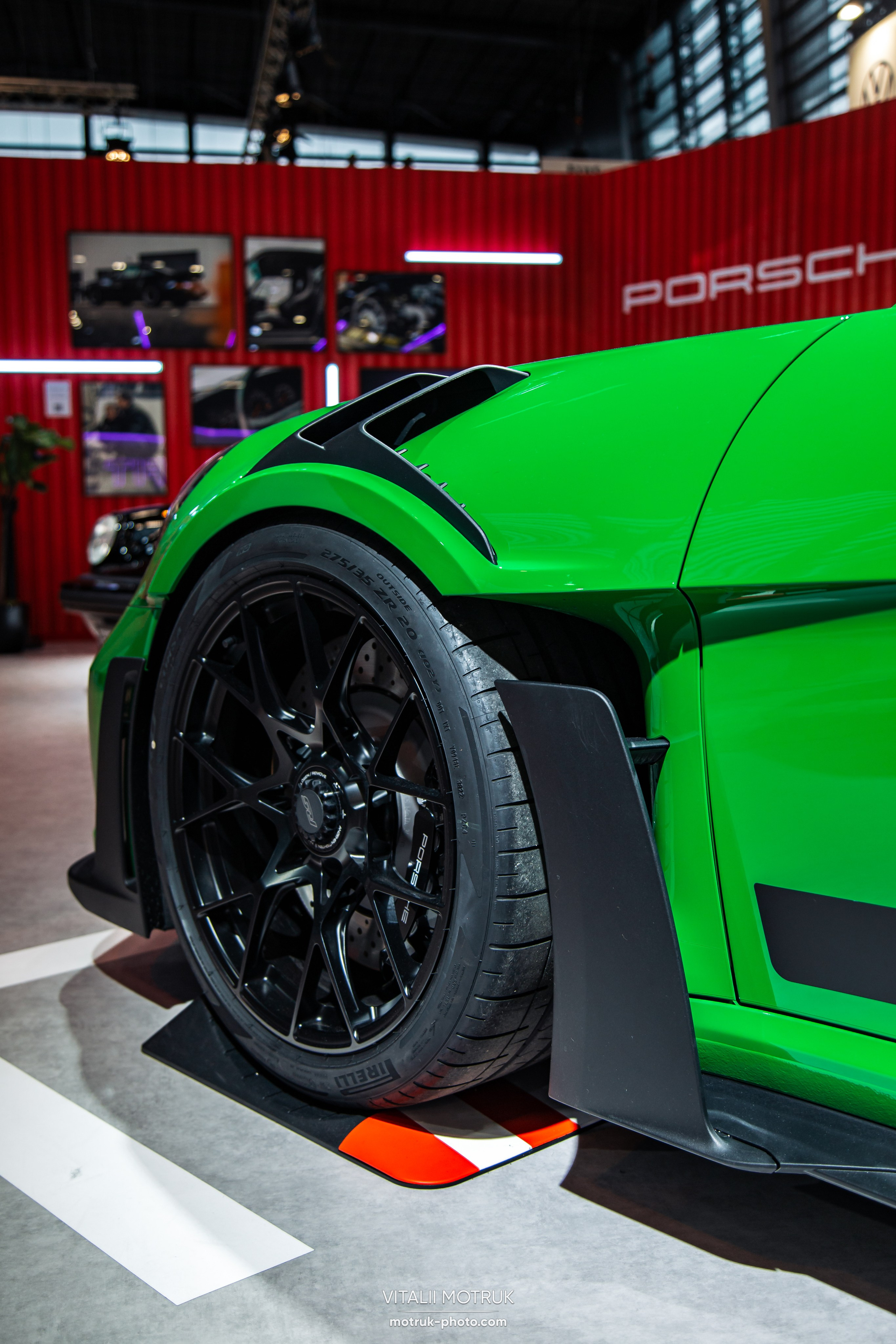 Retromobile 2023. Photographe de voitures à Paris — Vitalii Motruk