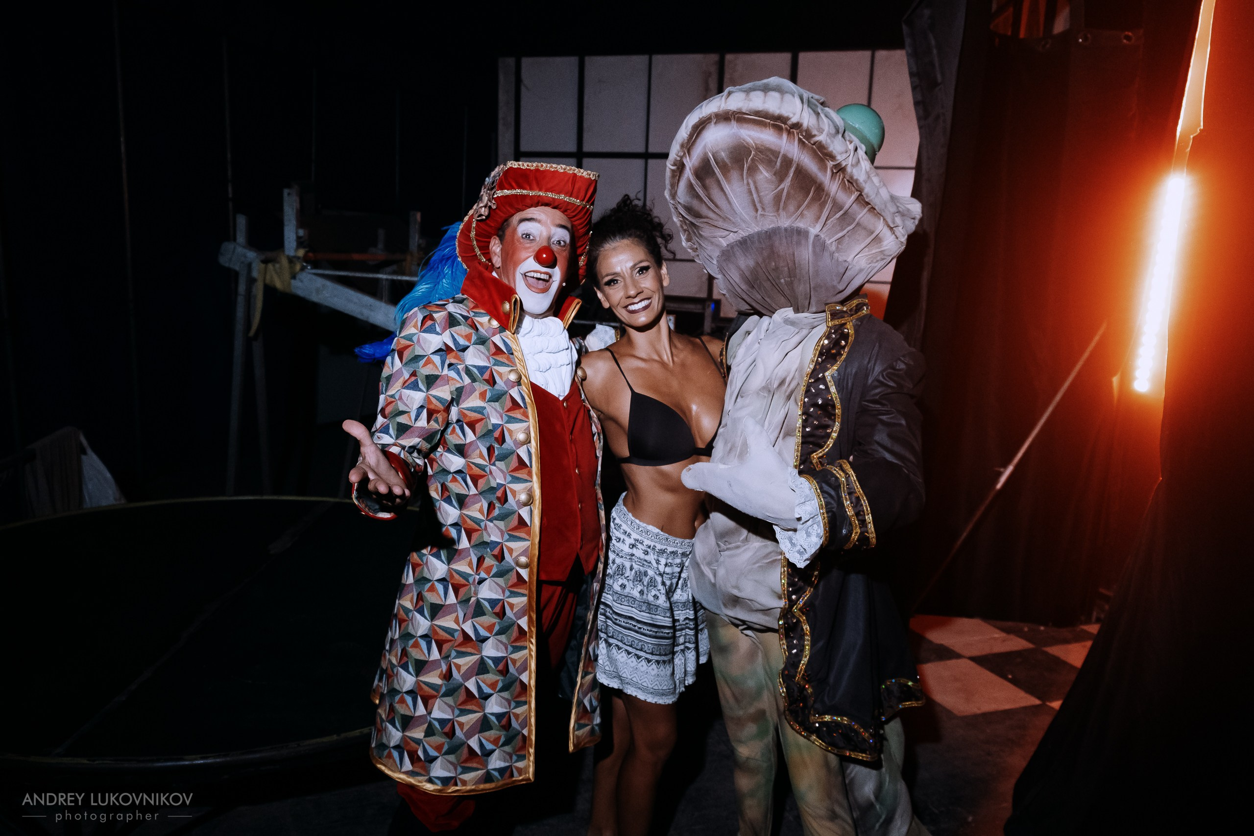 Sesión de fotos entre bastidores en El Circo Encantado: la vida de los artistas tras bambalinas